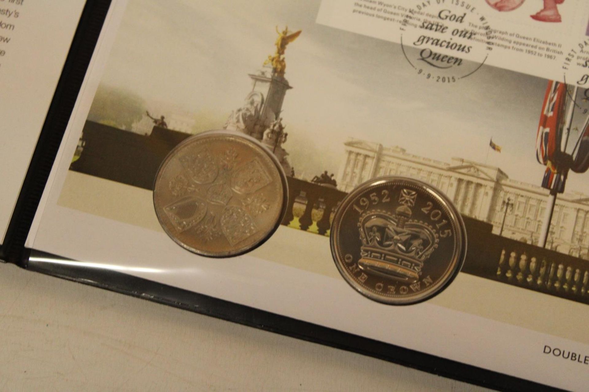 A DOUBLE COIN COVER TO CELEBRATE THE UNITED KINGDOM LONGEST REIGNING MONARCH WITH CERTIFICATE OF - Bild 5 aus 5