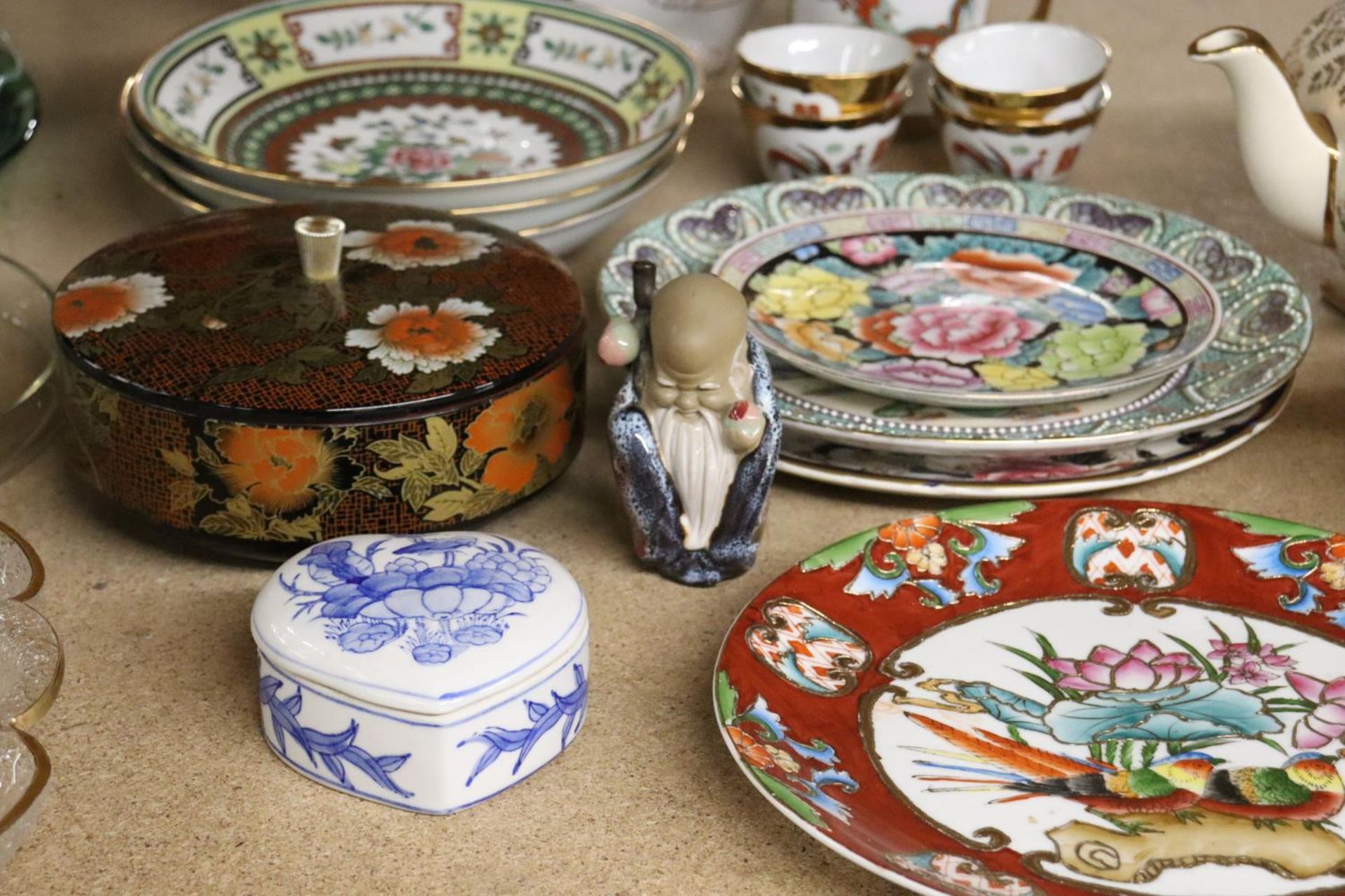 A COLLECTION OF ORIENTAL AND ORIENTAL STYLE ITEMS TO INCLUDE A VASE, PLATES, CUPS, BOWLS, A DUCK, - Image 5 of 5