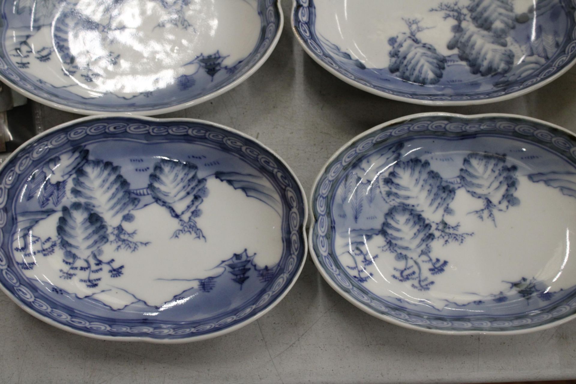 SIX ORIENTAL BLUE AND WHITE PLATES/BOWLS - Image 2 of 6