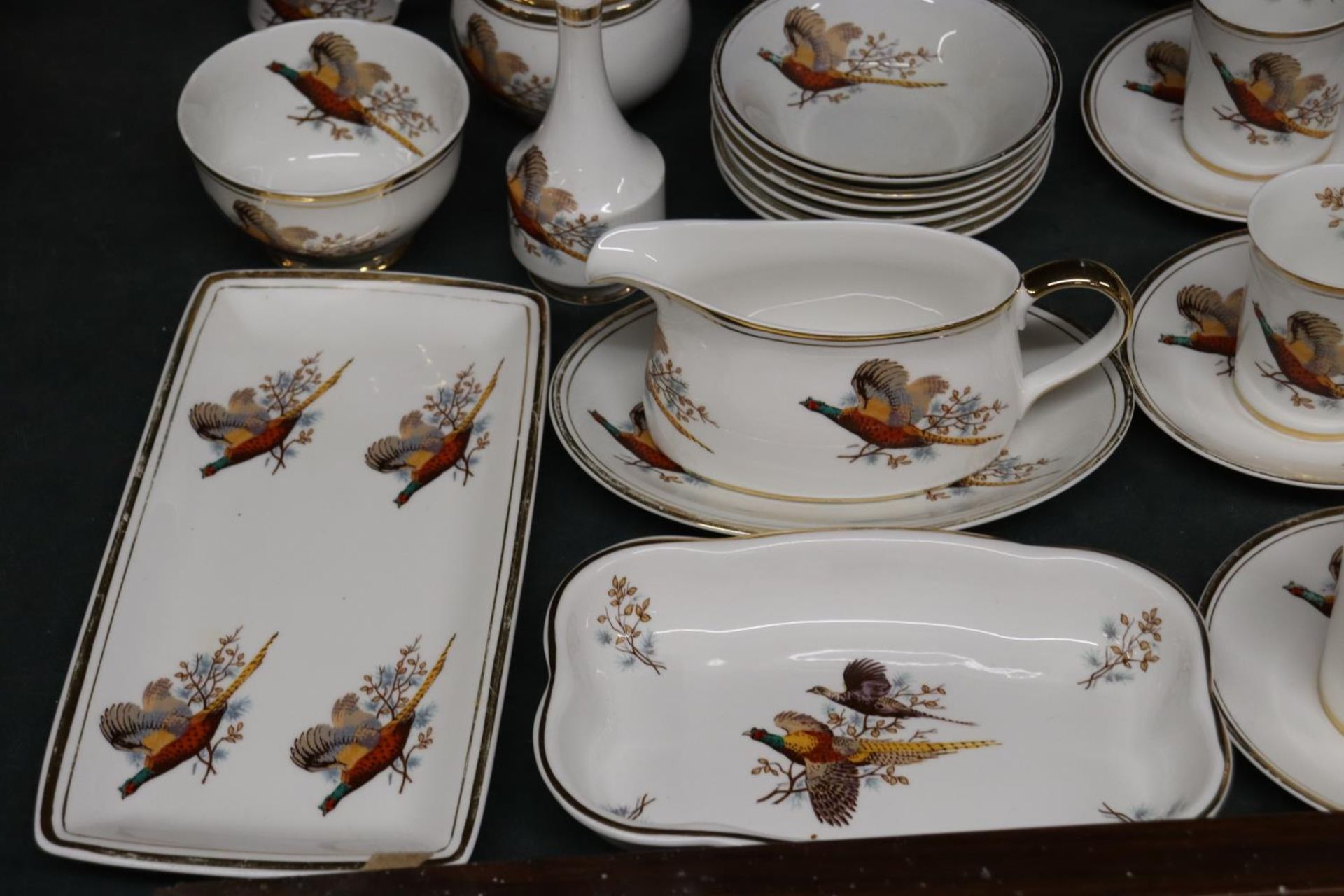 A PART STAFFORDSHIRE, 'SHERIDAN' CHINA DINNER SERVICE WITH PHEASANT DESIGN TO INCLUDE VARIOUS - Bild 4 aus 6