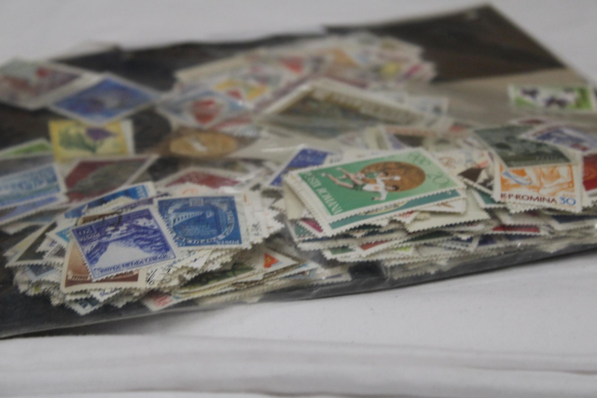 A QUANTITY OF LOOSE STAMPS FROM AROUND THE WORLD - Image 7 of 7