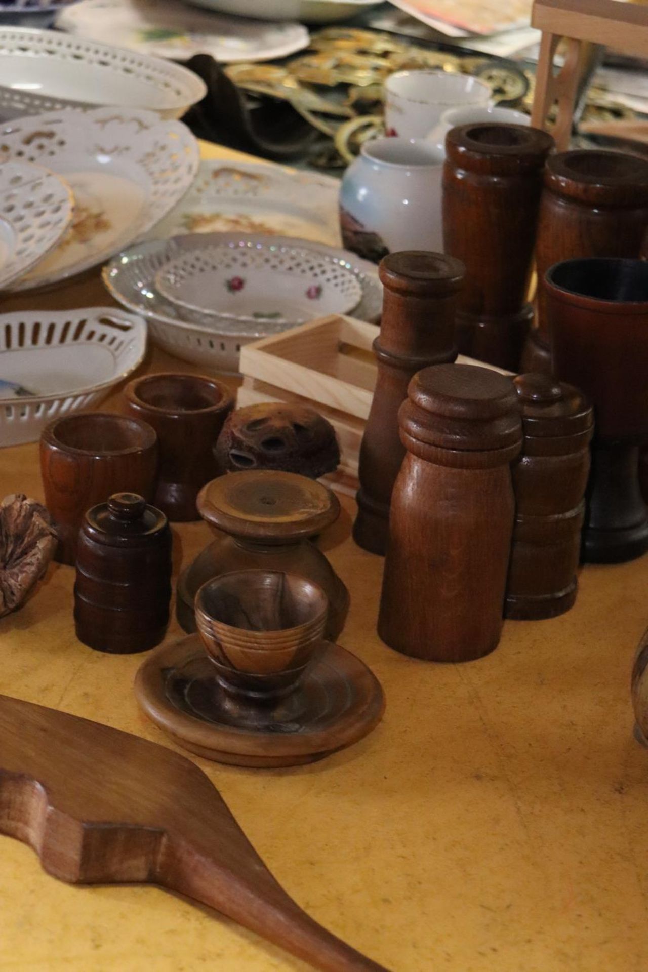 A QUANTITY OF TREEN TO INCLUDE CANDLESTICKS, CANDLEBOC, MUSHROOMS, ETC., - Bild 4 aus 6