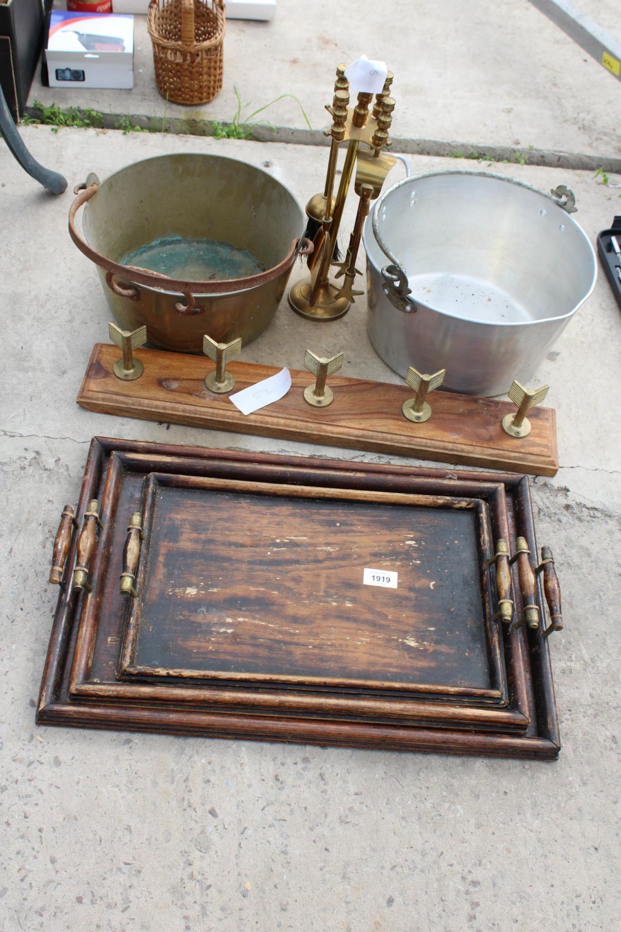 AN ASSORTMENT OF VINTAGE ITEMS TO INCLUDE THREE GRADUATEDWOODEN TRAYS, A BRASS JAM PAN AND A BRASS