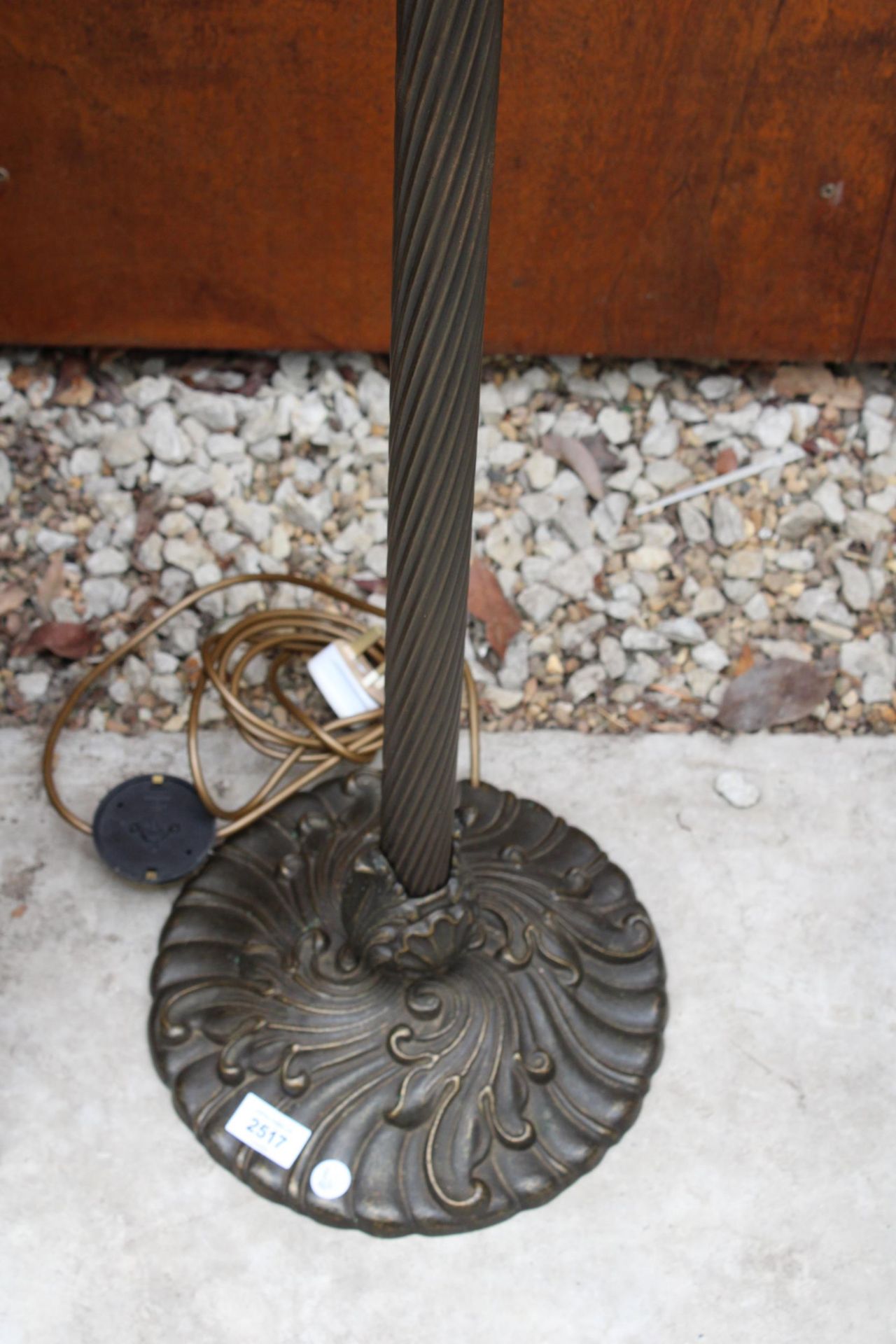 A BRASS STANDARD LAMP ON KNURLED COLUMN AND FOLIATE BASE COMPLETE WITH SHADE - Bild 2 aus 3