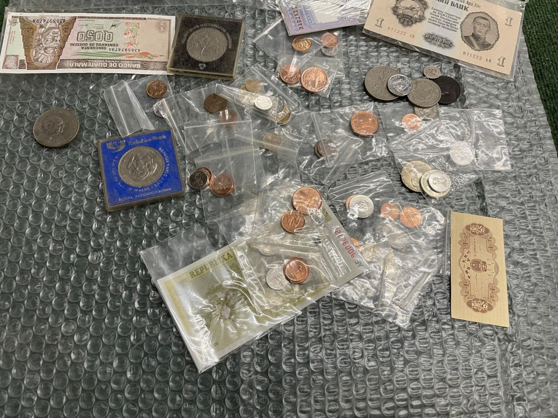A SELECTION OF GB AND WORLD COINS AND NOTES - Bild 5 aus 5