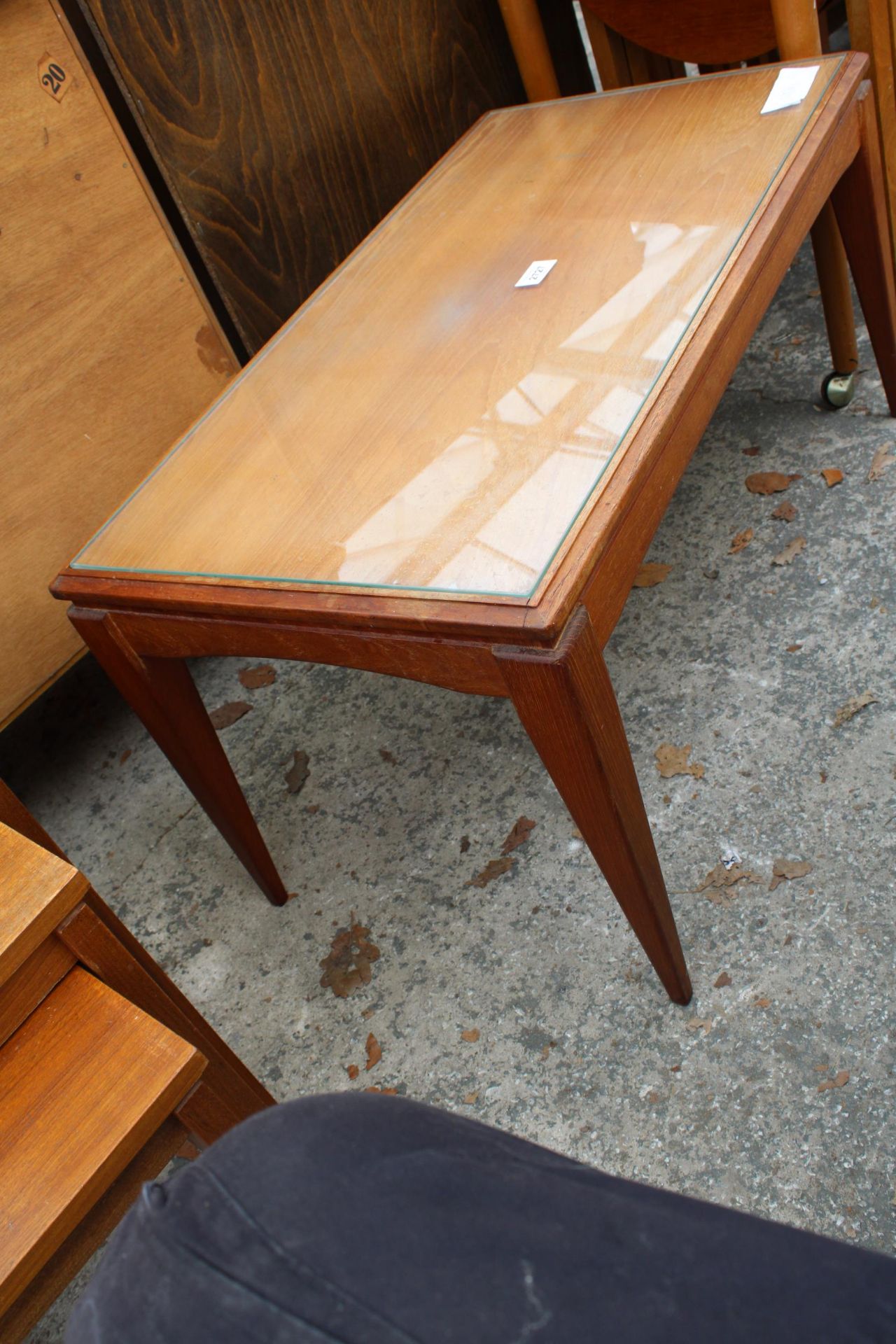 A RETRO TEAK COFFEE TABLE ON TAPERING LEGS, 30" X 16" - Bild 2 aus 2
