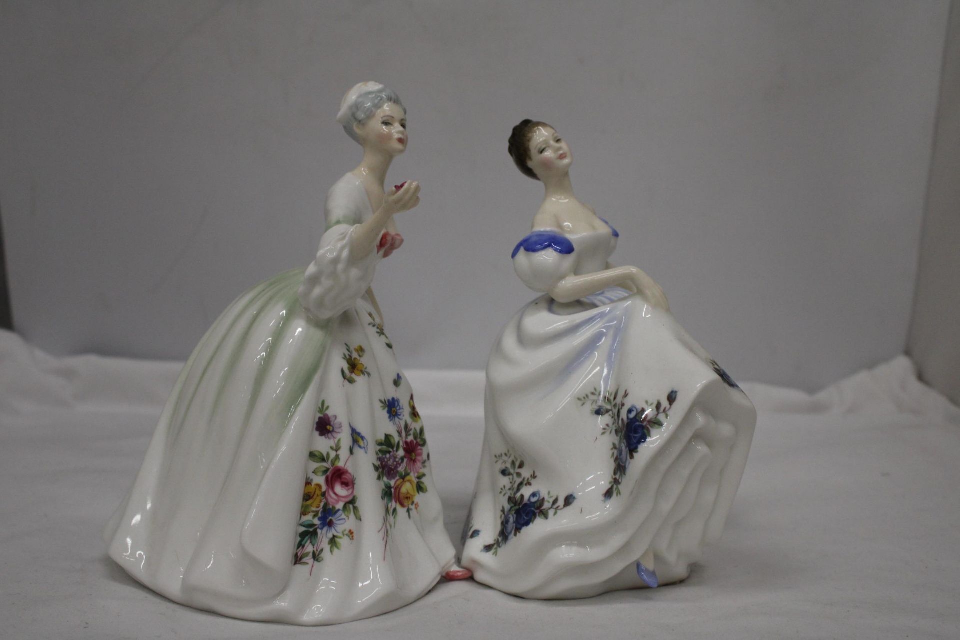 TWO ROYAL DOULTON FIGURES DIANA HN 2468 AND BEATRICE HN 3263 - Bild 5 aus 7