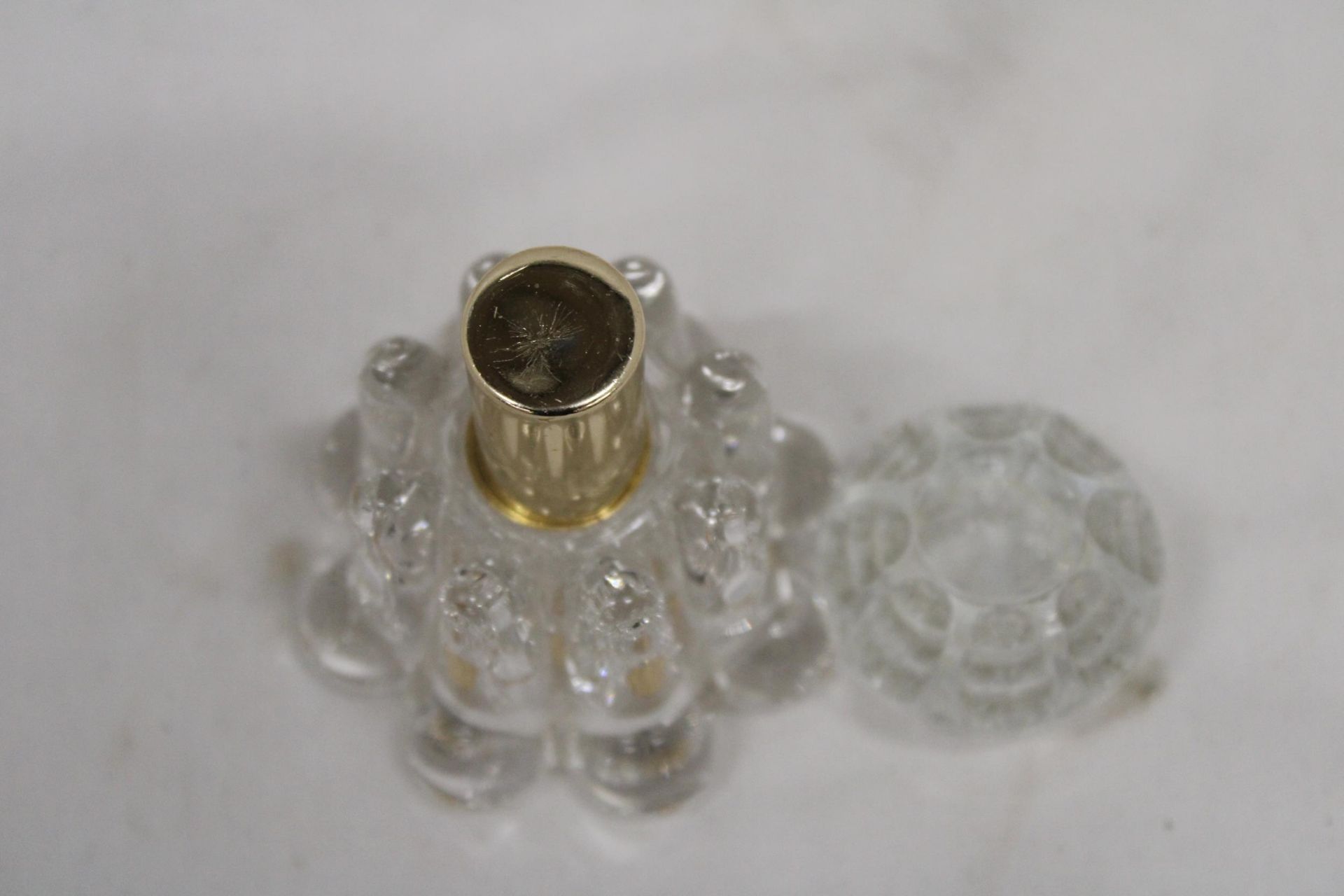 A GLASS SCENT BOTTLE, HEIGHT 10CM - Image 4 of 6