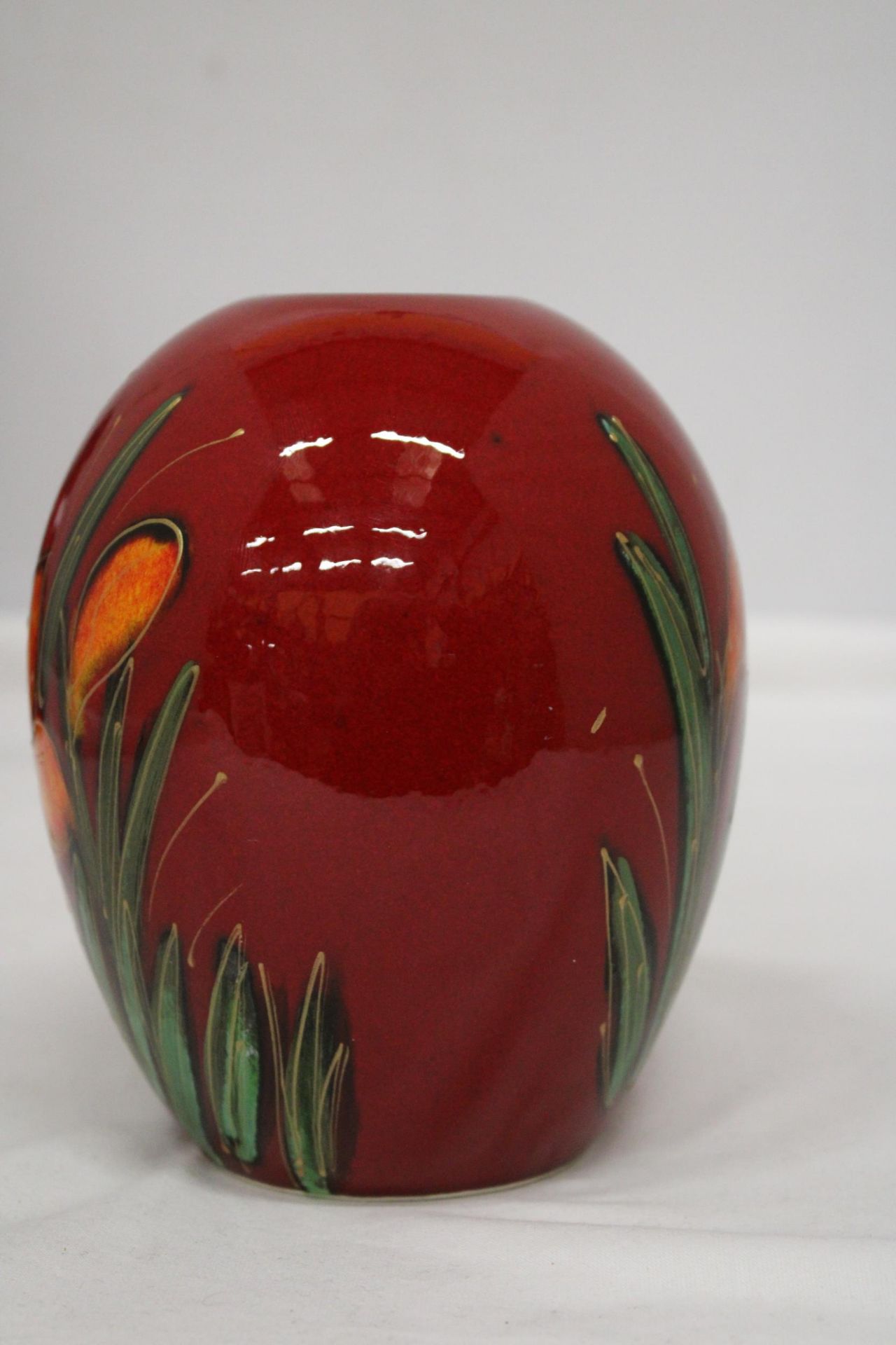 AN ANITA HARRIS DAFFODIL VASE (SIGNED IN GOLD) - Image 3 of 6