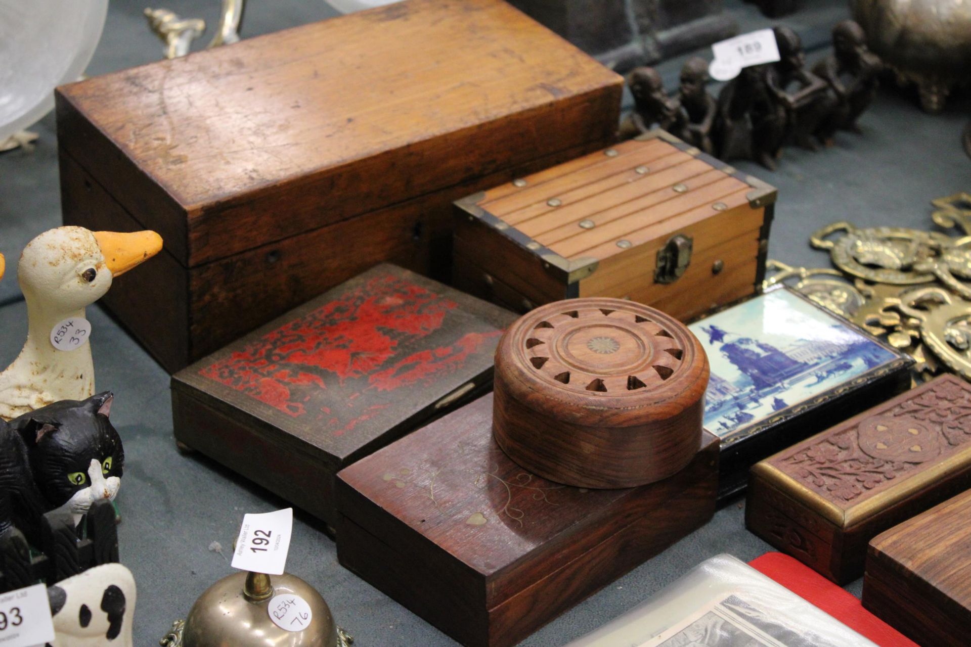 A QUANTITY OF WOODEN BOXES TO INCLUDE A ROTHMAN'S, PALL MALL CIGARETTE TIN - Bild 6 aus 6