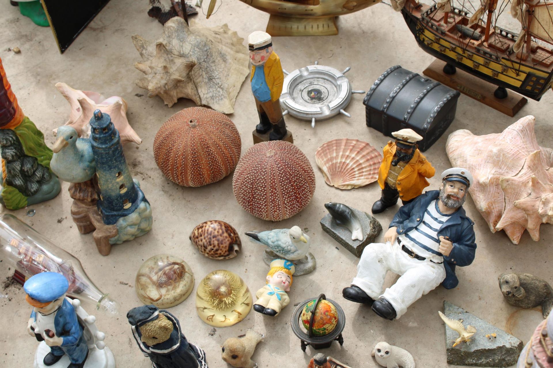 AN ASSORTMENT OF NAUTICAL RELATED ITEMS TO INCLUDE SHIPS, SAILORS AND ANIMALS ETC - Image 4 of 6