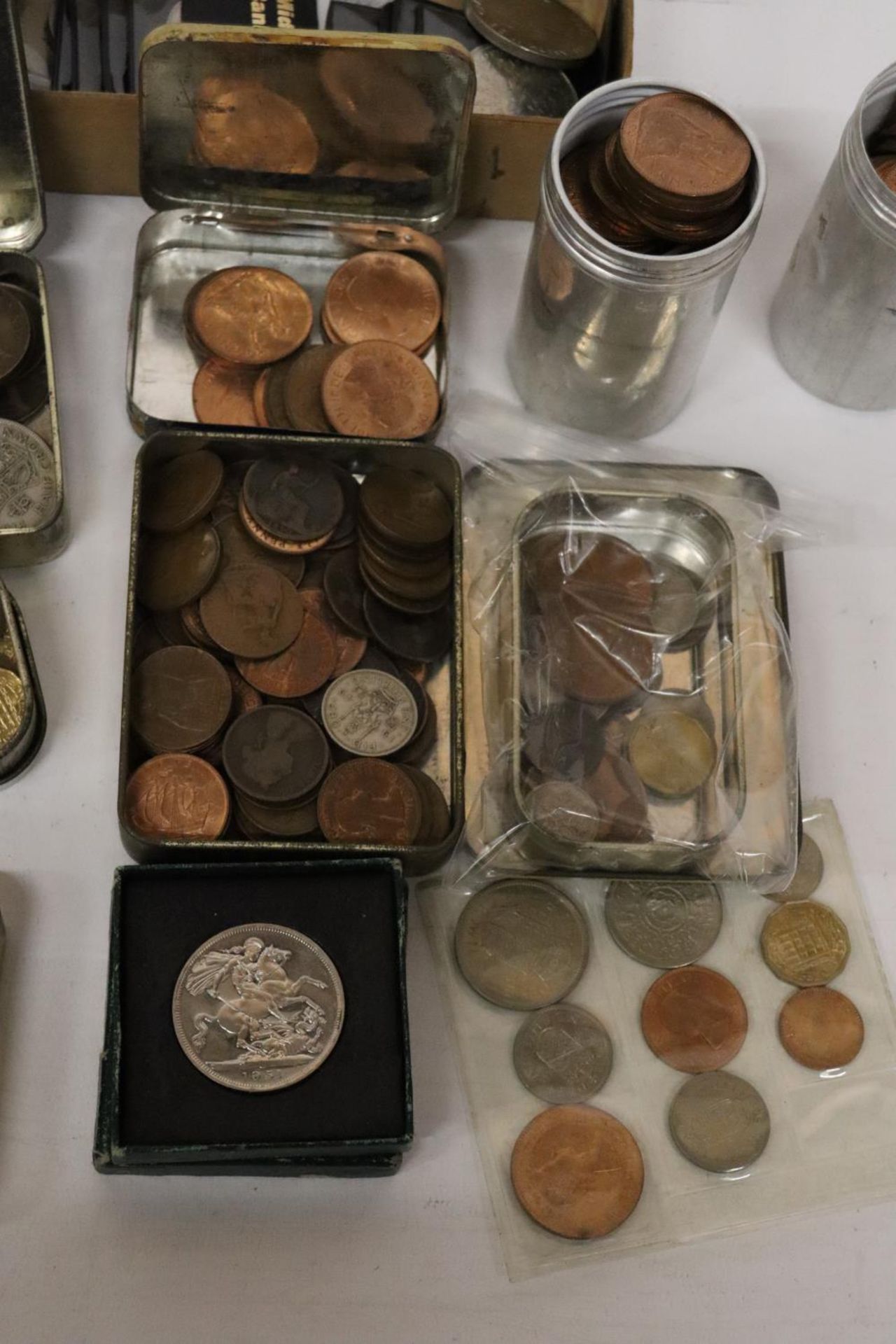 A SELECTION OF MIXED COINAGE, MAINLY UK , INCLUDING 1953 YEAR SET, TWO TUBS OF UNCIRCULATED QE11 - Bild 4 aus 6