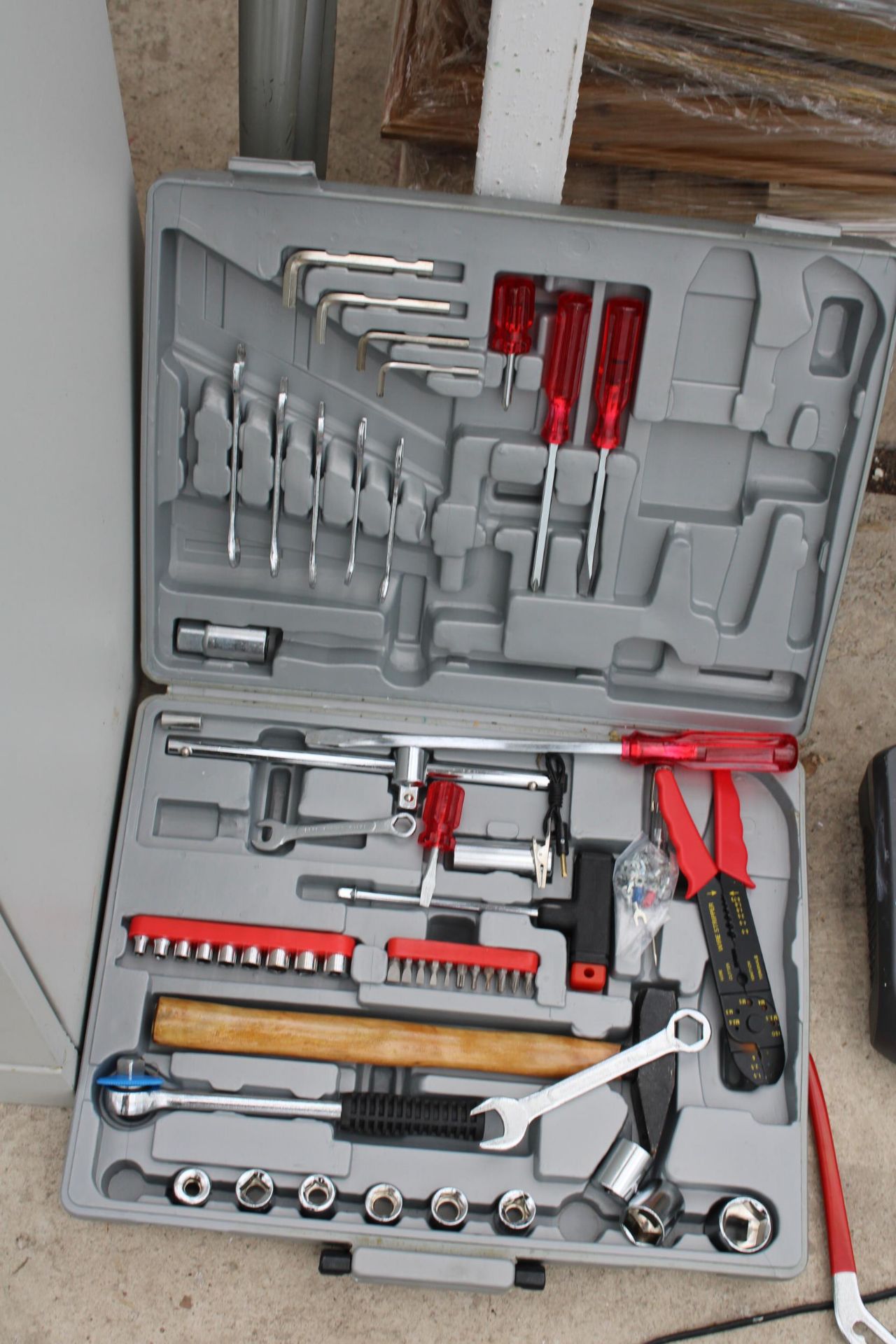 AN ASSORTMENT OF TOOLS TO INCLUDE A RYOBI CIRCULAR SAW AND A TOOL SET - Image 3 of 3