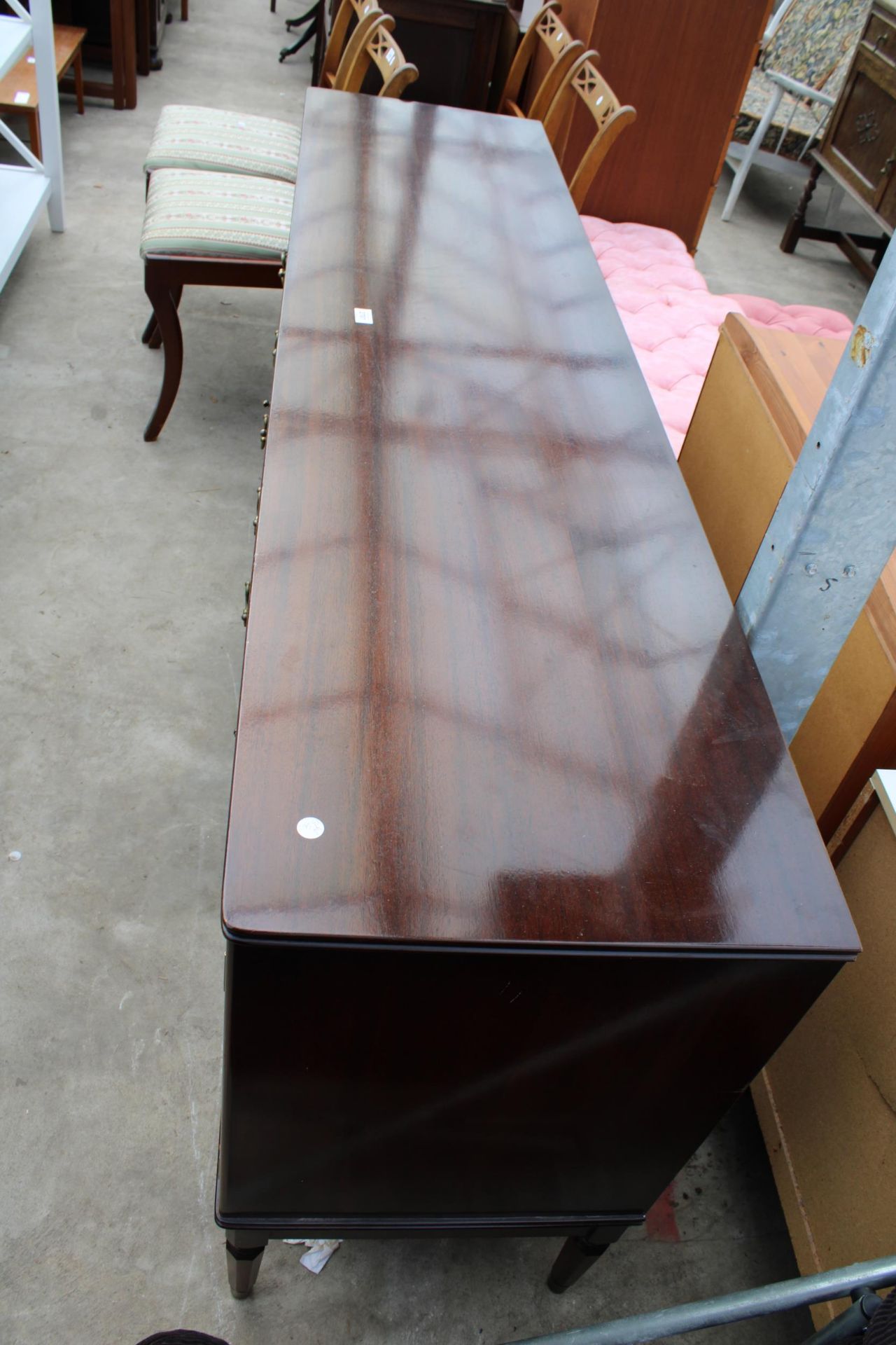 A MAHOGANY STRONGBOW FURNITURE SIDEBOARD ENCLOSING FOUR DRAWERS AND TWO CUPBOARDS, 72" WIDE - Image 3 of 4