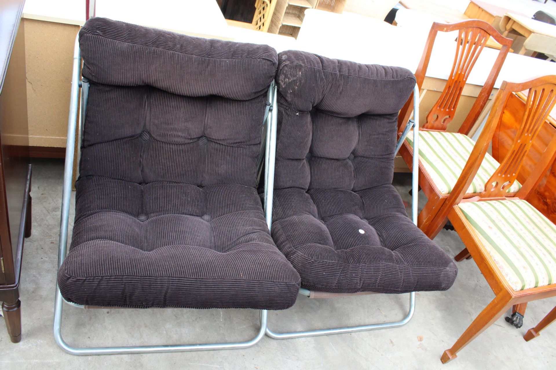 A PAIR OF MODERN BUTTONED EASY CHAIRS ON TUBULAR FRAMES