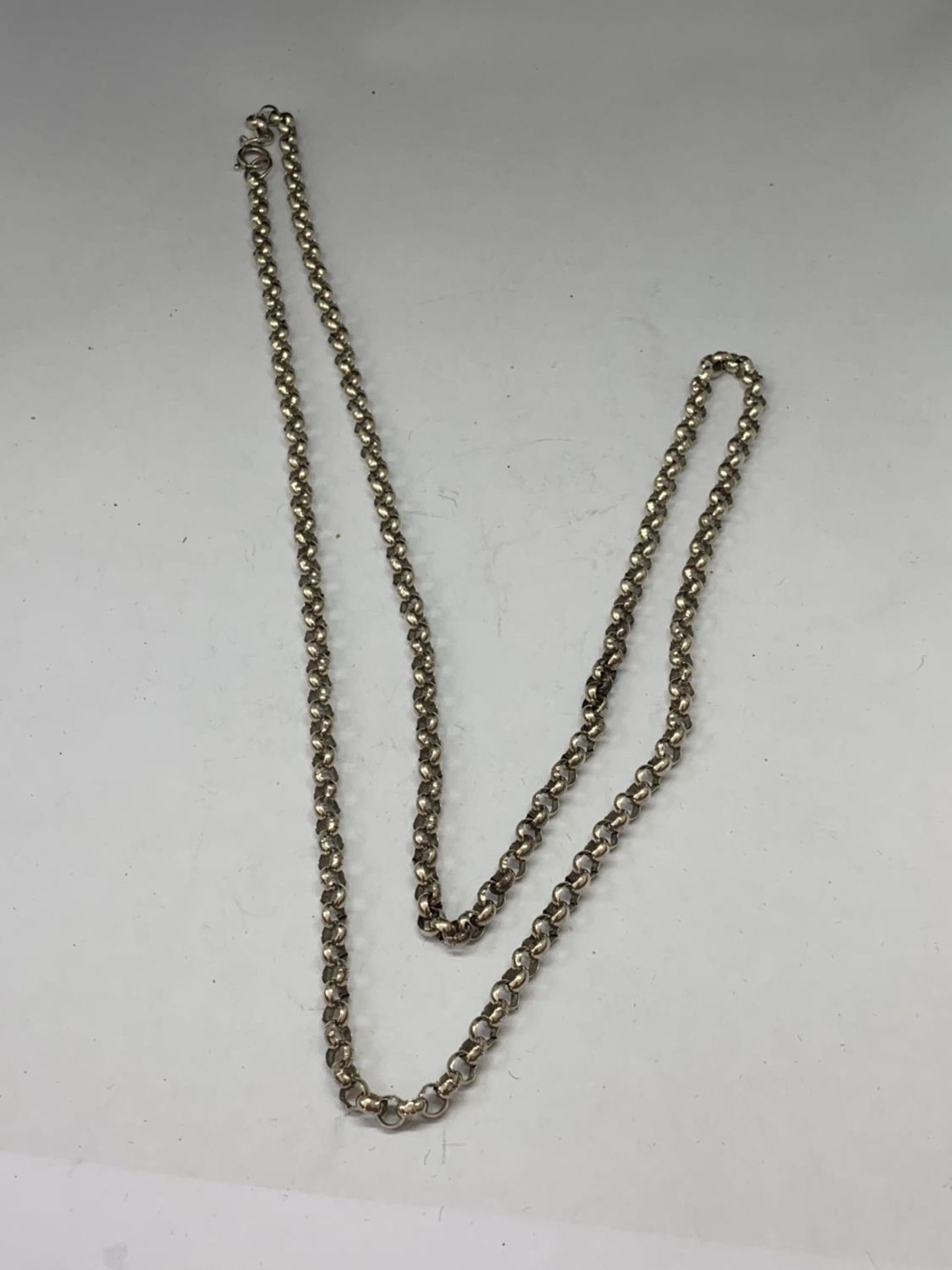 A SILVER BELCHER CHAIN NECKLACE LENGTH 28"