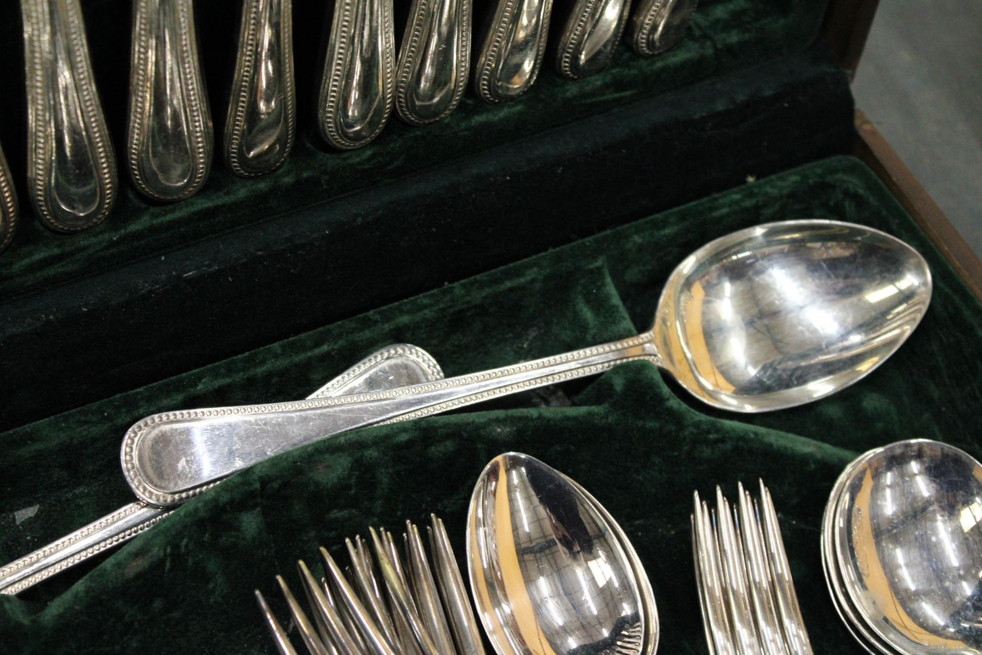 TWO CASED CANTEENS OF CUTLERY, ONE IS COMPLETE, THE OTHER HAS THREE TEASPOONS MISSING - Bild 5 aus 8