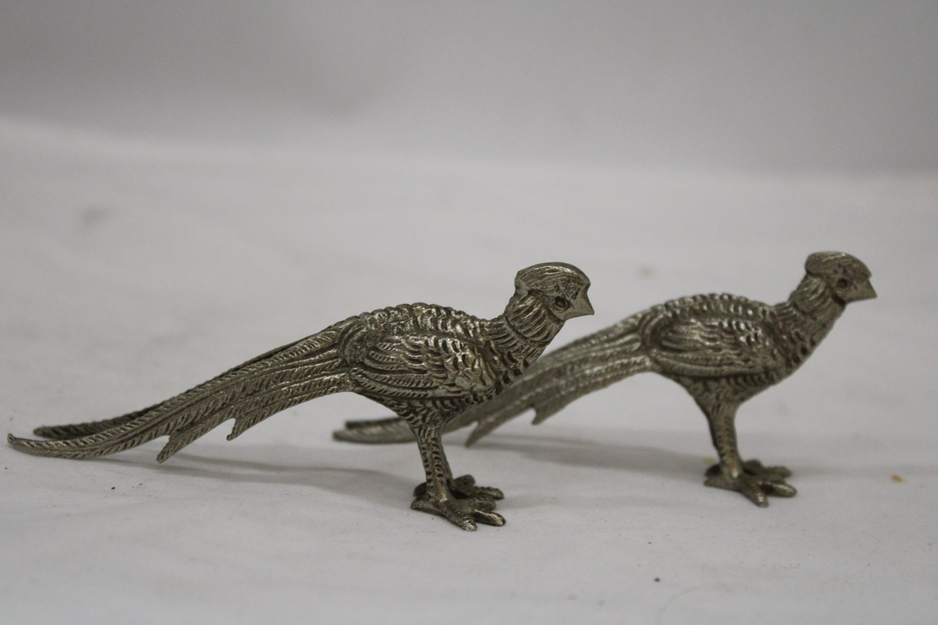 A SMALL PAIR OF WHITE METAL PHEASANTS, HEIGHT 5CM, LENGTH 11CM - Image 4 of 5