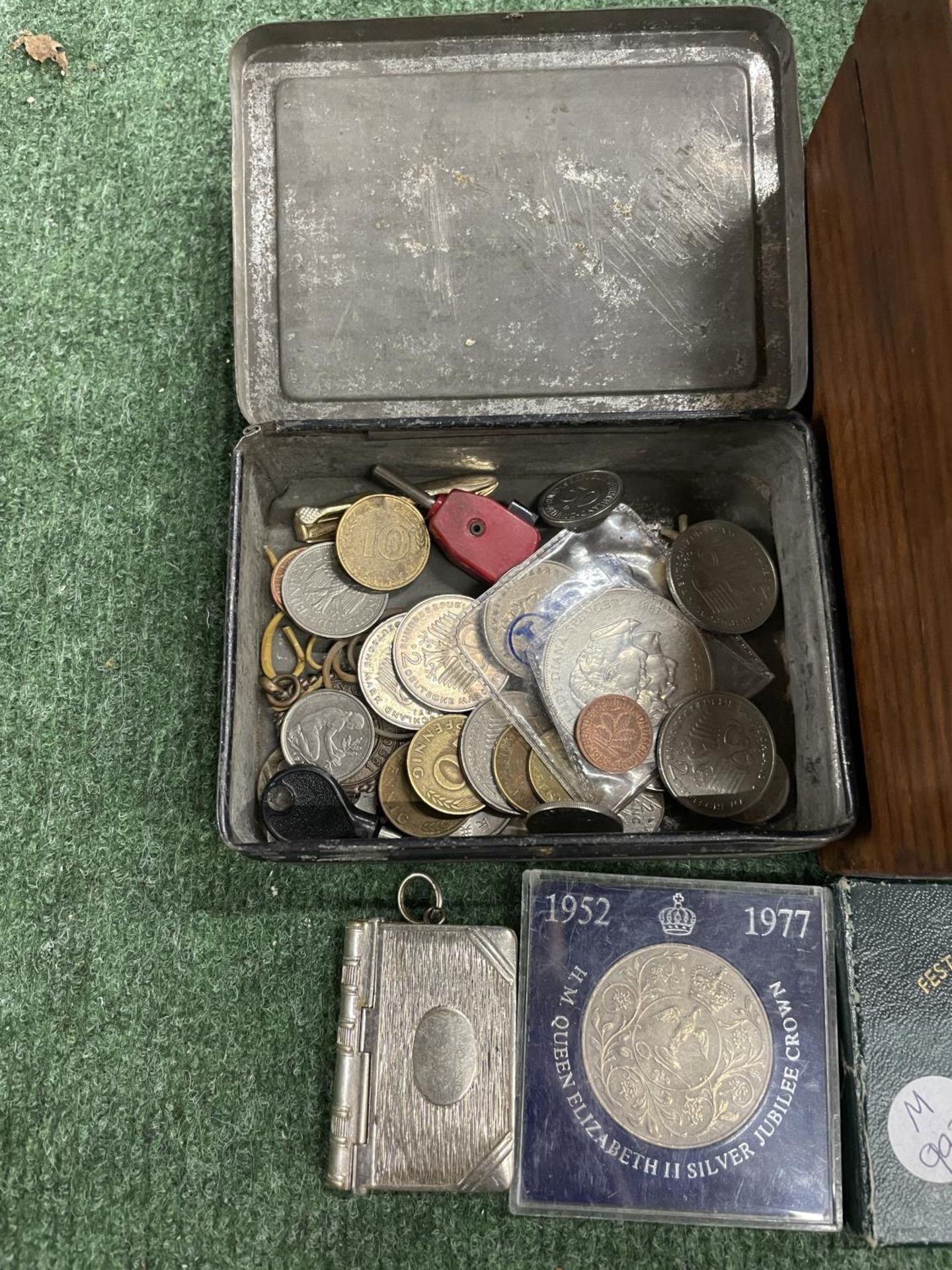 AN INLAID BOX CONTAINING A VESTA CASE, WORLD COINS AND FIVE COMMEMORATIVE CROWNS - Image 2 of 3