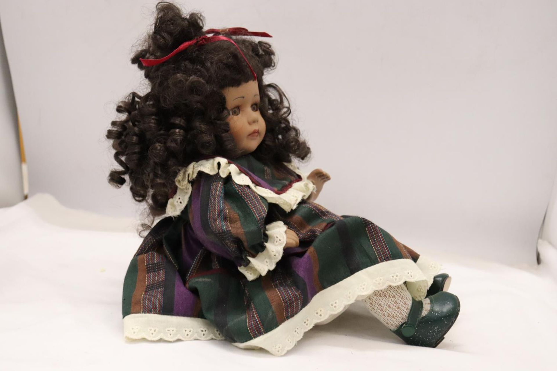 A VINTAGE CHINA DOLL IN SEATED POSE - Image 5 of 5