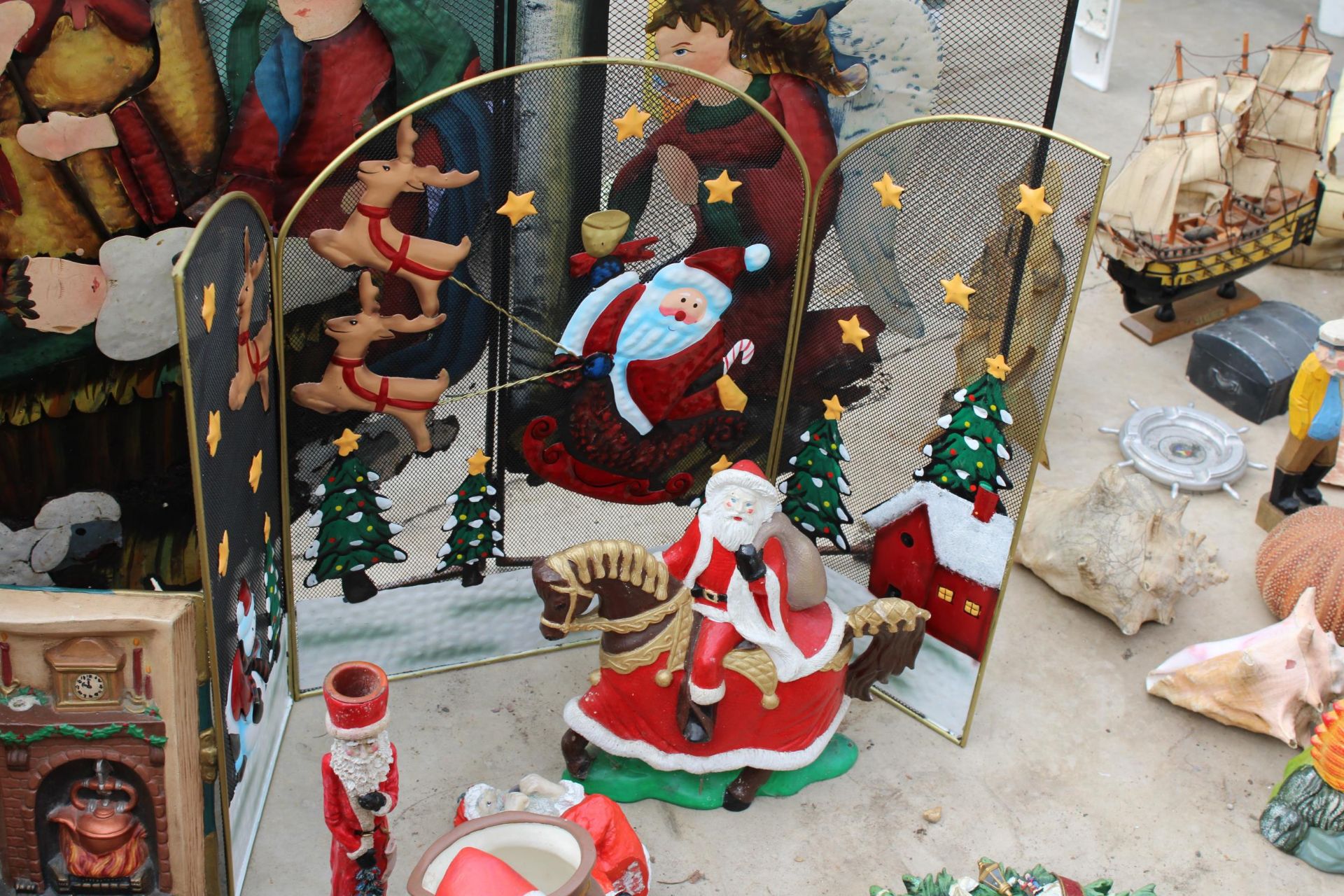 AN ASSORTMENT OF CHRISTMAS ITEMS TO INCLUDE A NATIVITY FIRE SCREEN, SANTA FIGURES AND ORNAMENTS ETC - Image 3 of 5