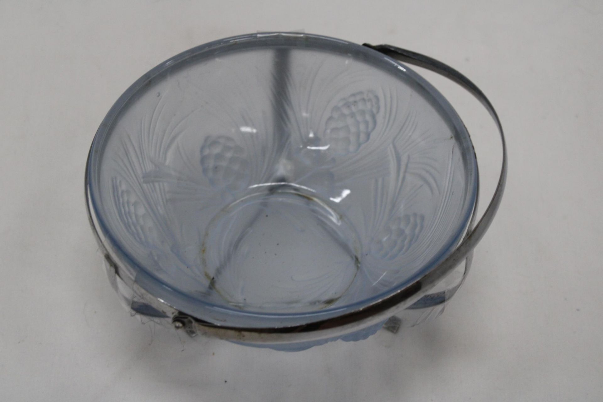 A VINTAGE JOBLING GLASS BOWL IN A SILVER PLATED HOLDER, DIAMETER 18CM - Image 5 of 6