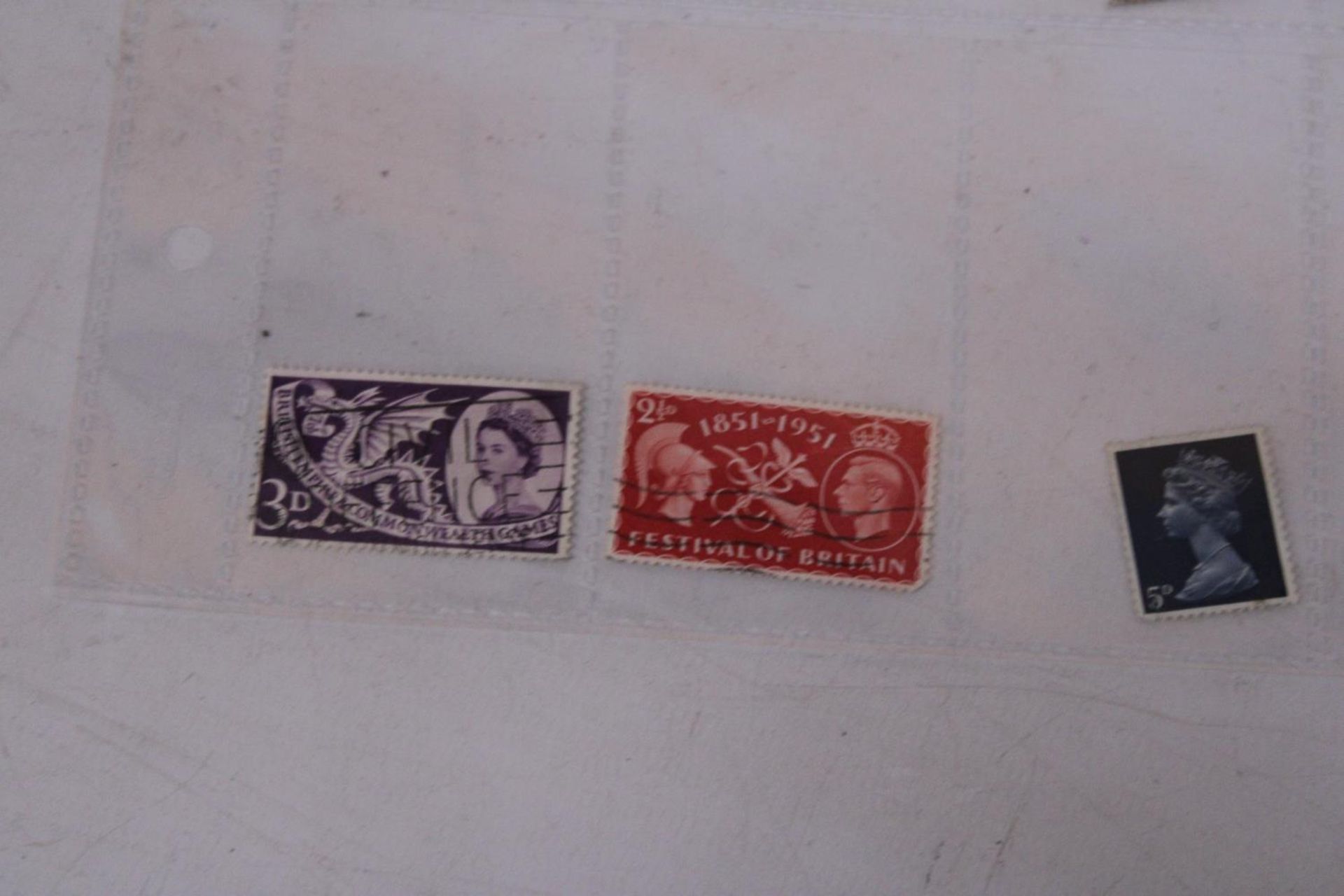 A COLLECTION OF STAMPS TO INCLUDE THREE VICTORIAN PENNY REDS, THREE 5D BLUES ETC - Bild 5 aus 5