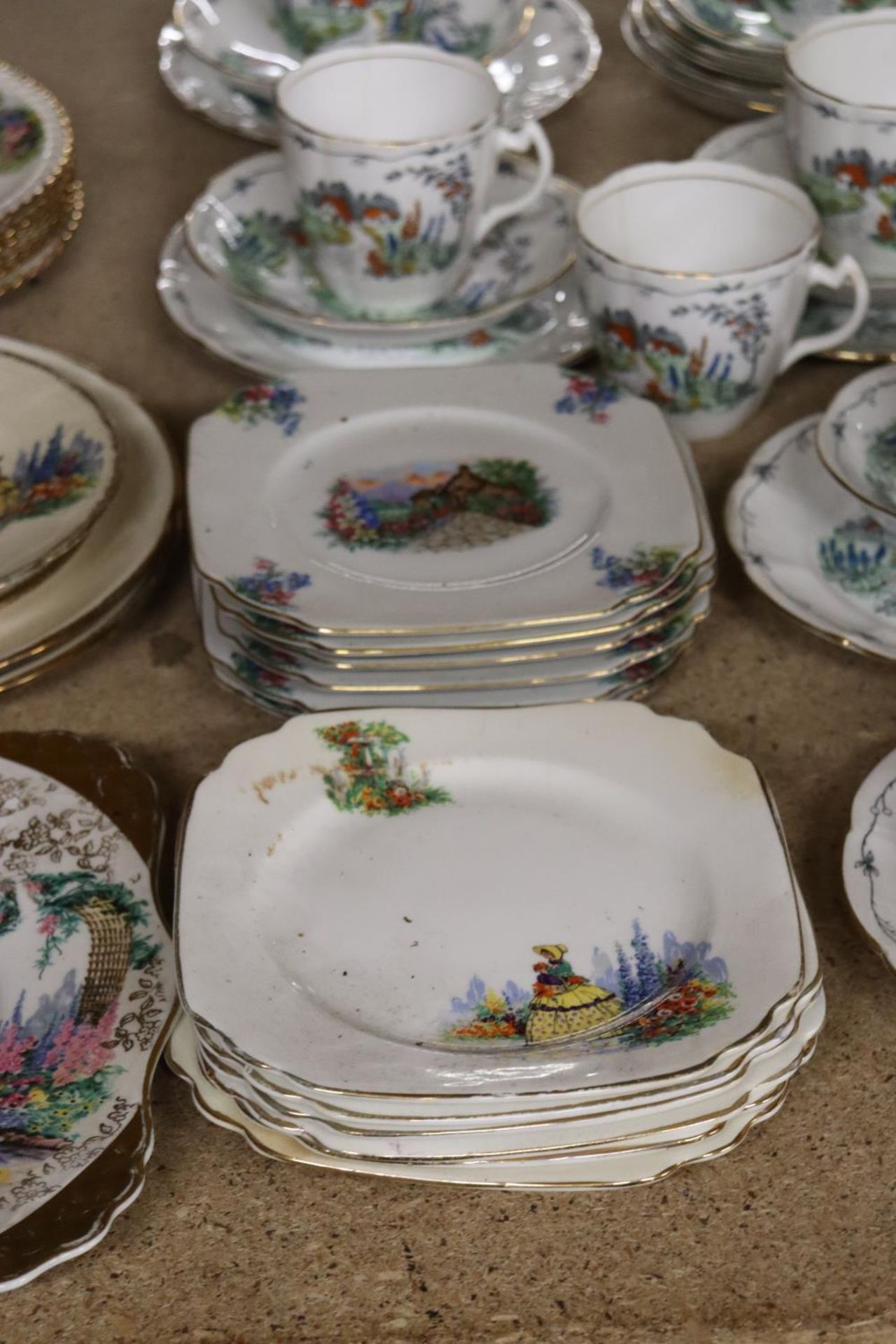 A QUANTITY OF VINTAGE CHINA CUPS, SAUCERS AND PLATES - Image 4 of 4