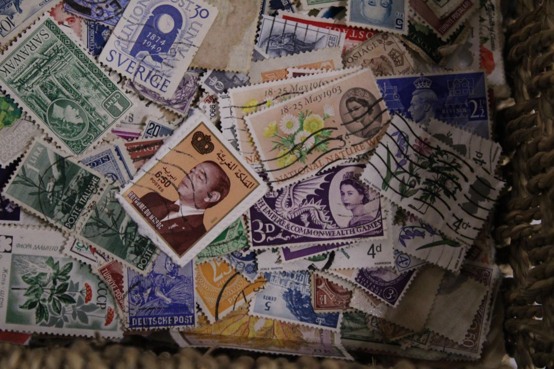 A LARGE COLLECTION OF ASSORTED BRITISH AND WORLD STAMPS - Image 4 of 6