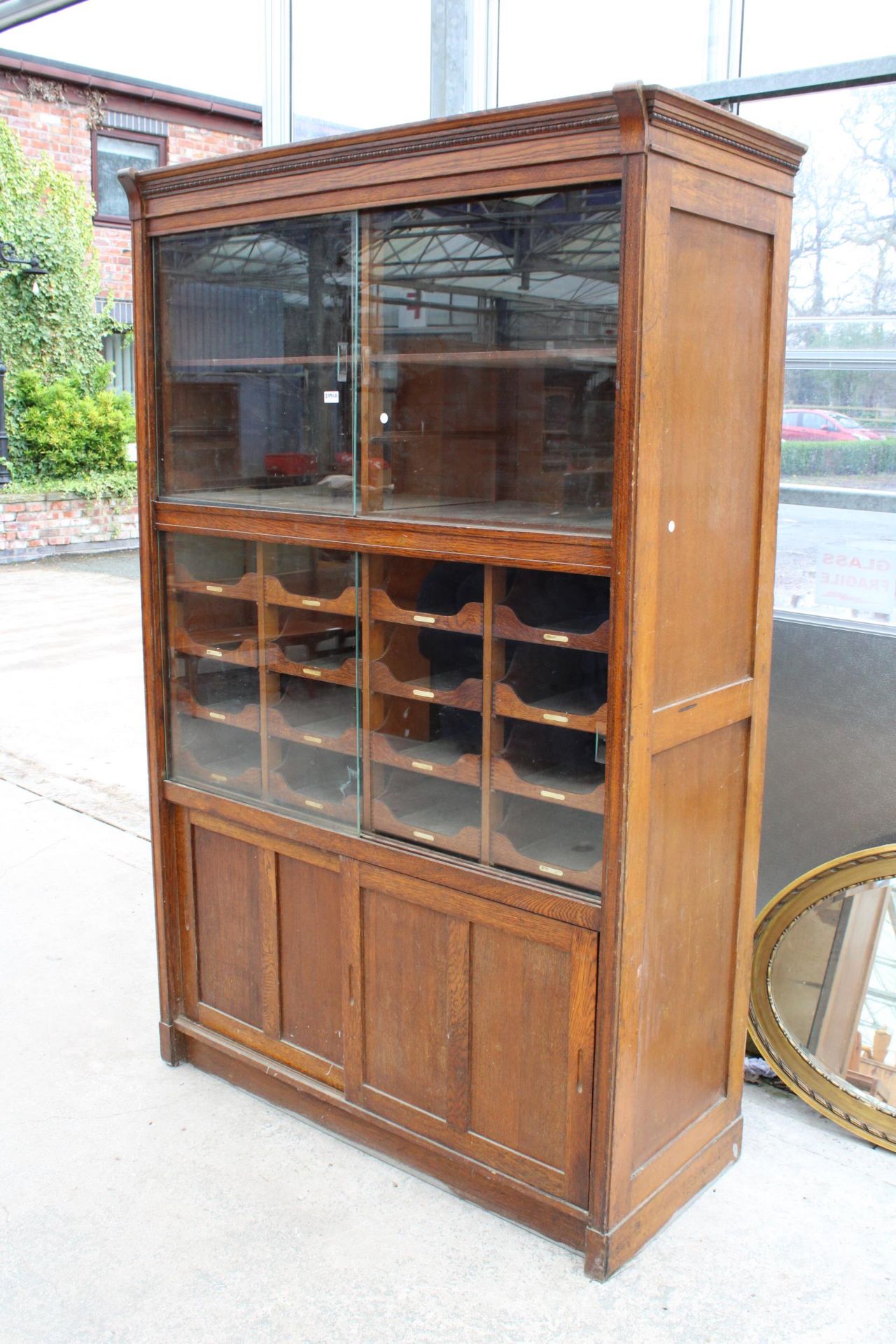 AN EARLY 20TH CENTURY OAK HABERDASHERY CABINET ENCLOSING 16 SLIDES, 4 SLIDING DOORS, 2 BEING GLASS - Bild 2 aus 9