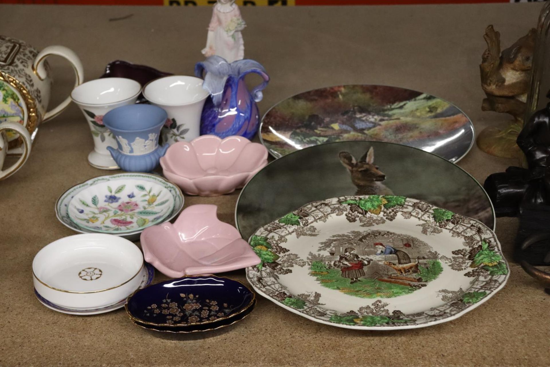 A MIXED LOT OF CERAMICS TO INCLUDE LIMOGES PIN TRAYS, CABINET PLATES, MINTON, WEDGWOOD, ETC