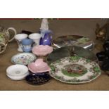 A MIXED LOT OF CERAMICS TO INCLUDE LIMOGES PIN TRAYS, CABINET PLATES, MINTON, WEDGWOOD, ETC