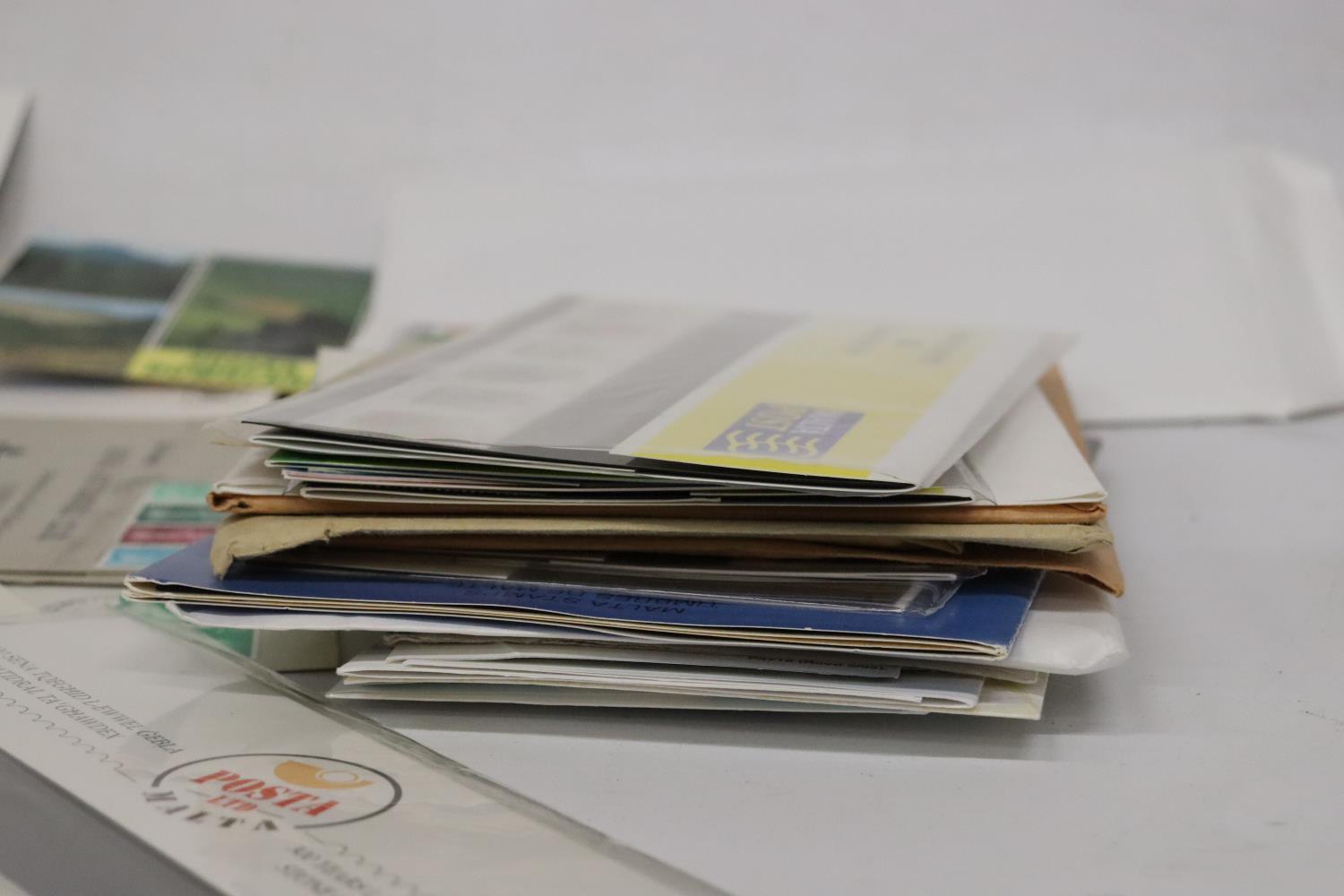 A MIXED LOT OF STAMPS IN A SHOE BOX TO INCLUDE CLUB BOOKS FEATURING : NZ, FIJI, GAMBIA, SWITZERLAND, - Image 2 of 7