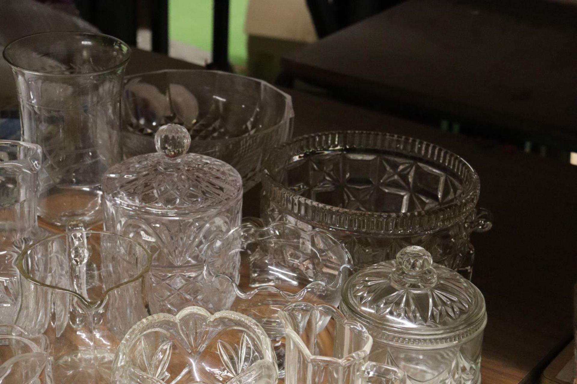 A LARGE QUANTITY OF GLASSWARE TO INCLUDE BOWLS, JUGS, LIDDED CONTAINERS, ETC - Image 4 of 5