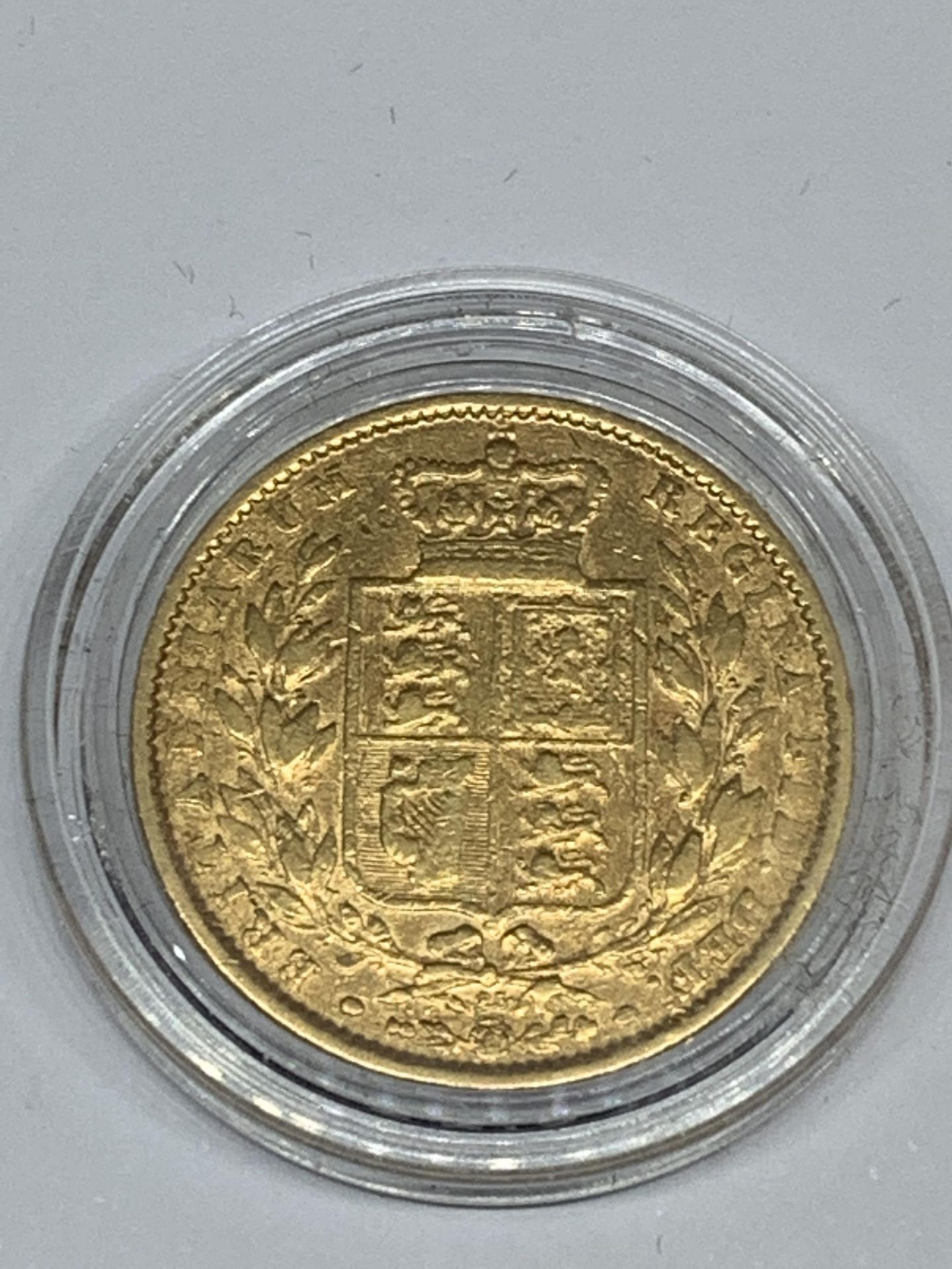 AN 1869 SHIELD BACK GOLD SOVEREIGN QUEEN VICTORIA YOUNG HEAD, LONDON MINT