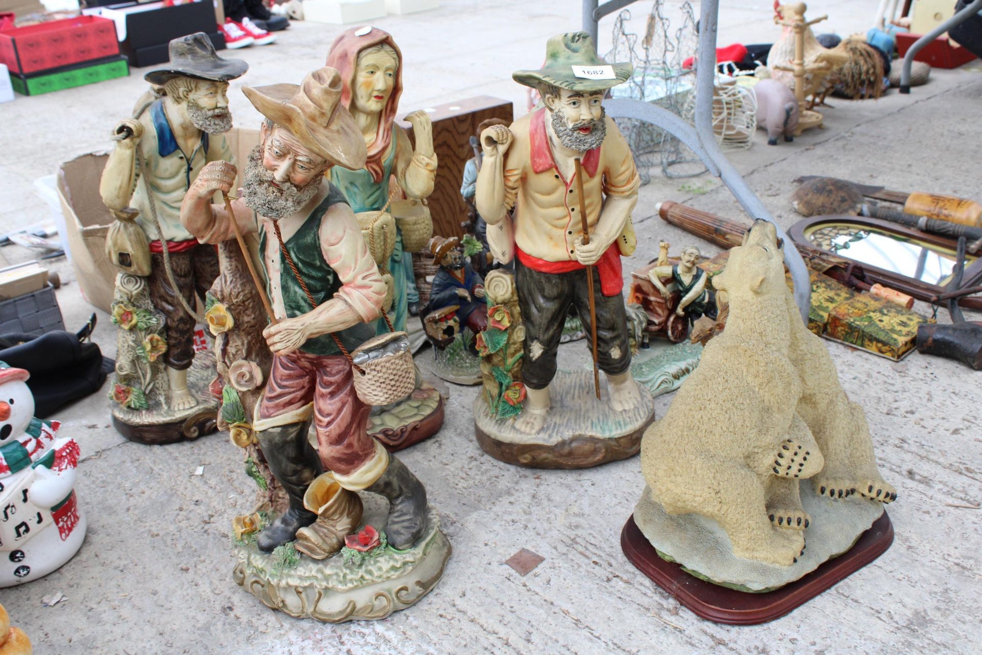 A LARGE ASSORTMENT OF VARIOUS CERAMIC FIGURES - Image 2 of 8