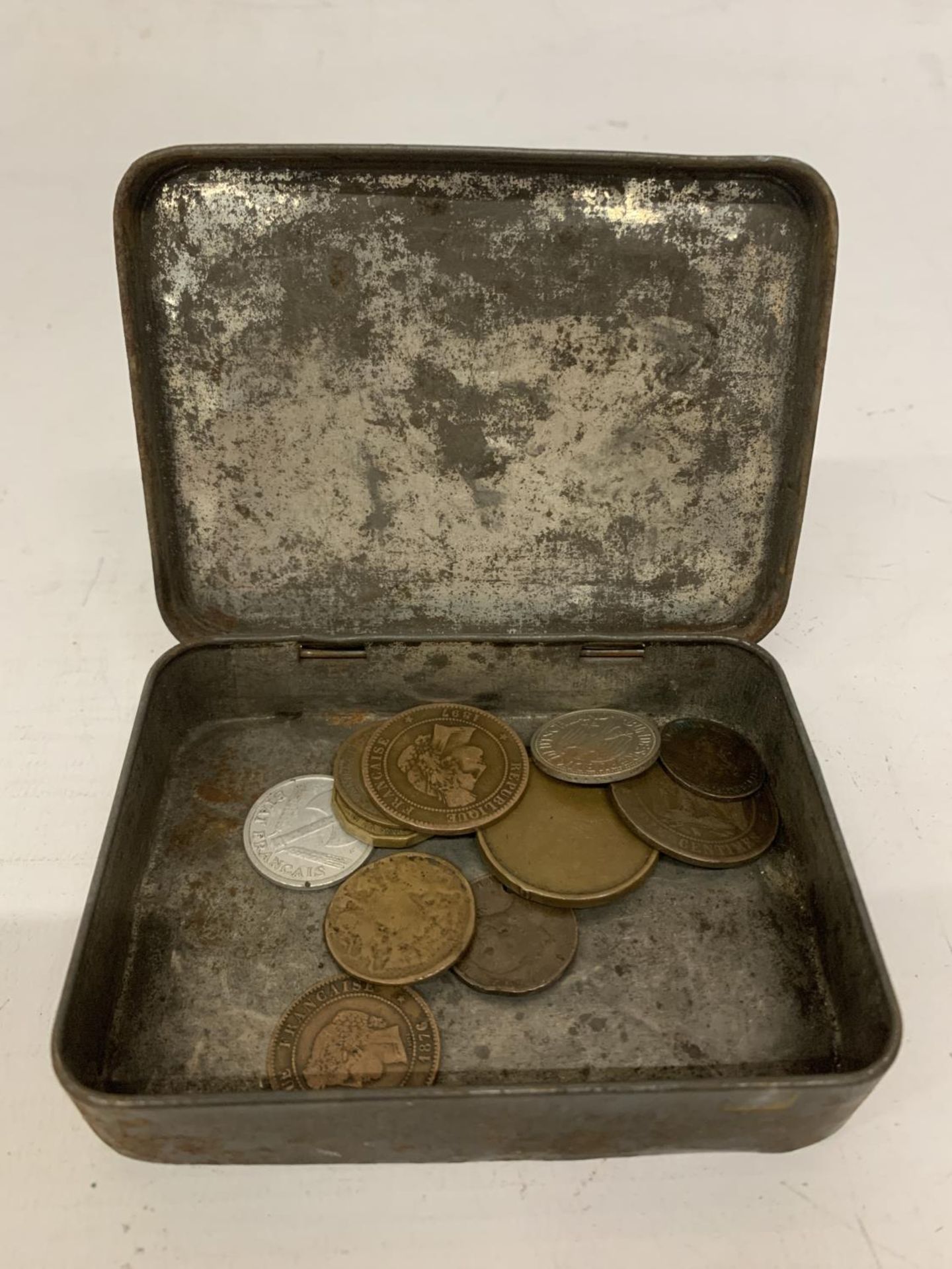 A TIN OF COINS TO INCLUDE AN 1861 YOUNG HEAD FARTHING AND AN 1843 VICTORIA COPPER RARE