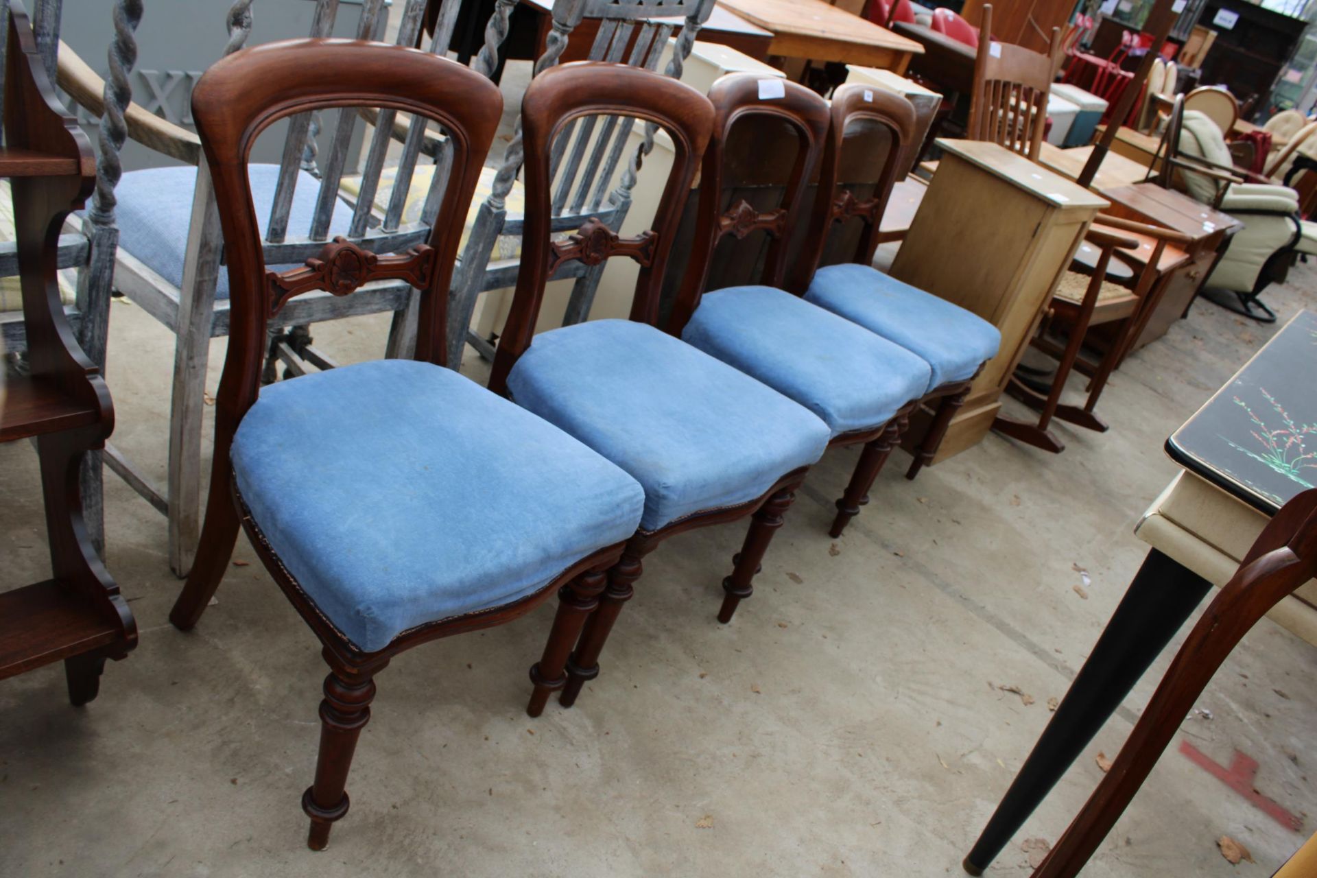 A SET OF FOUR VICTORIAN MAHOGANY DINING CHAIRS ON TURNED FRONT LEGS - Bild 2 aus 3