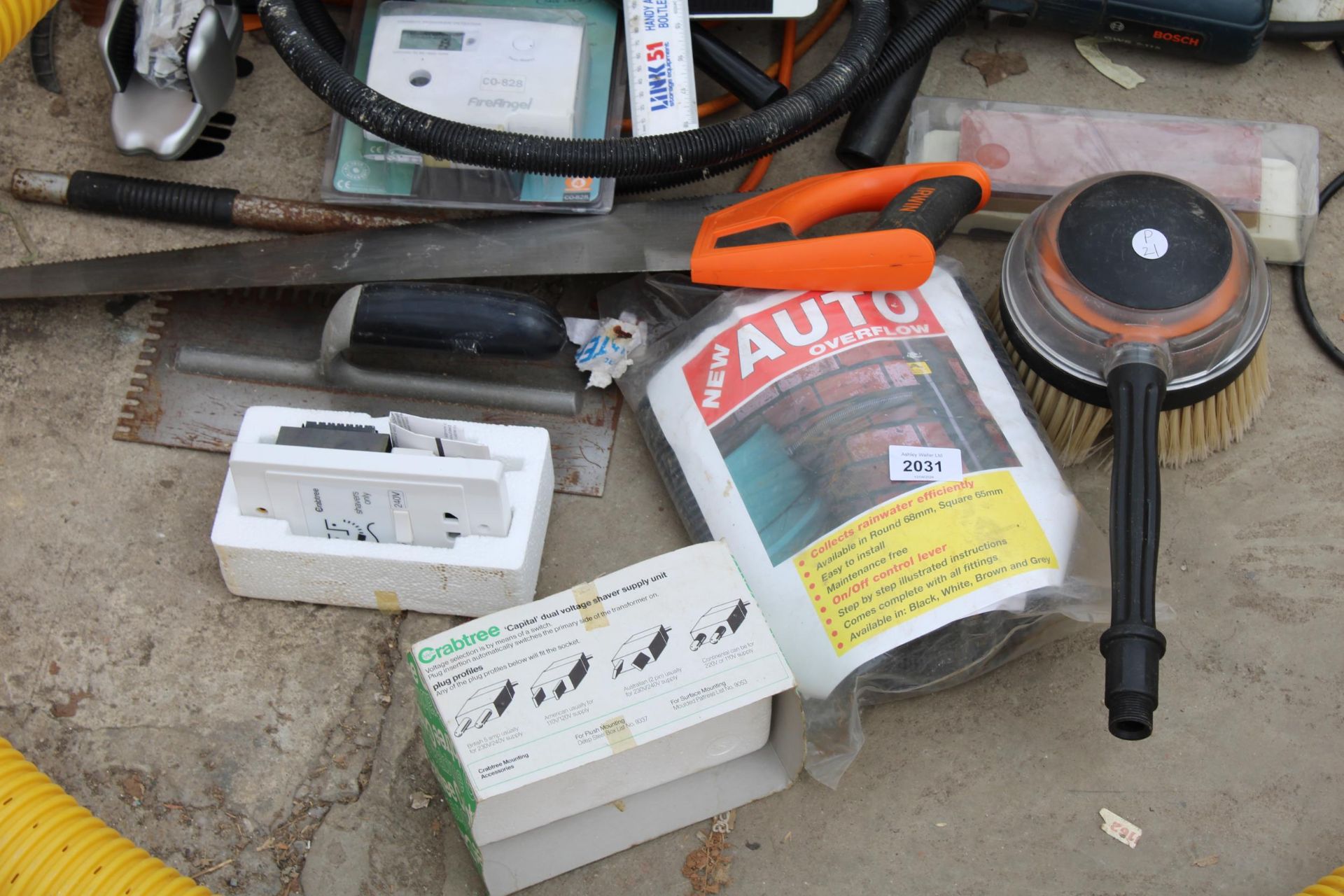 AN ASSORTMENT OF TOOLS TO INCLUDE A WALL PAPER STRIPPER, A BOSCH ANGLE GRINDER AND TROWELS ETC - Bild 3 aus 4