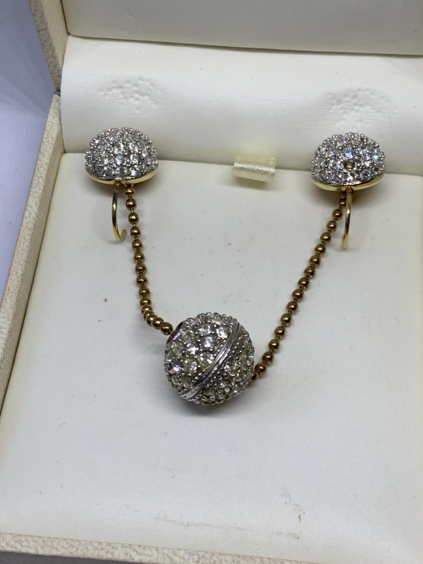 A SILVER BALL NECKLACE AND EARRINGS WITH PRESENTATION BOX