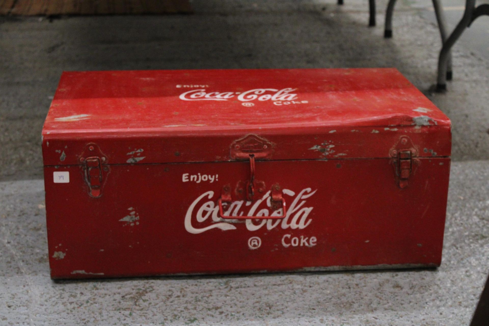 A LARGE RED 'COCA-COLA' COOL BOX, HEIGHT 28CM, WIDTH 68CM, DEPTH 39CM - Image 2 of 5