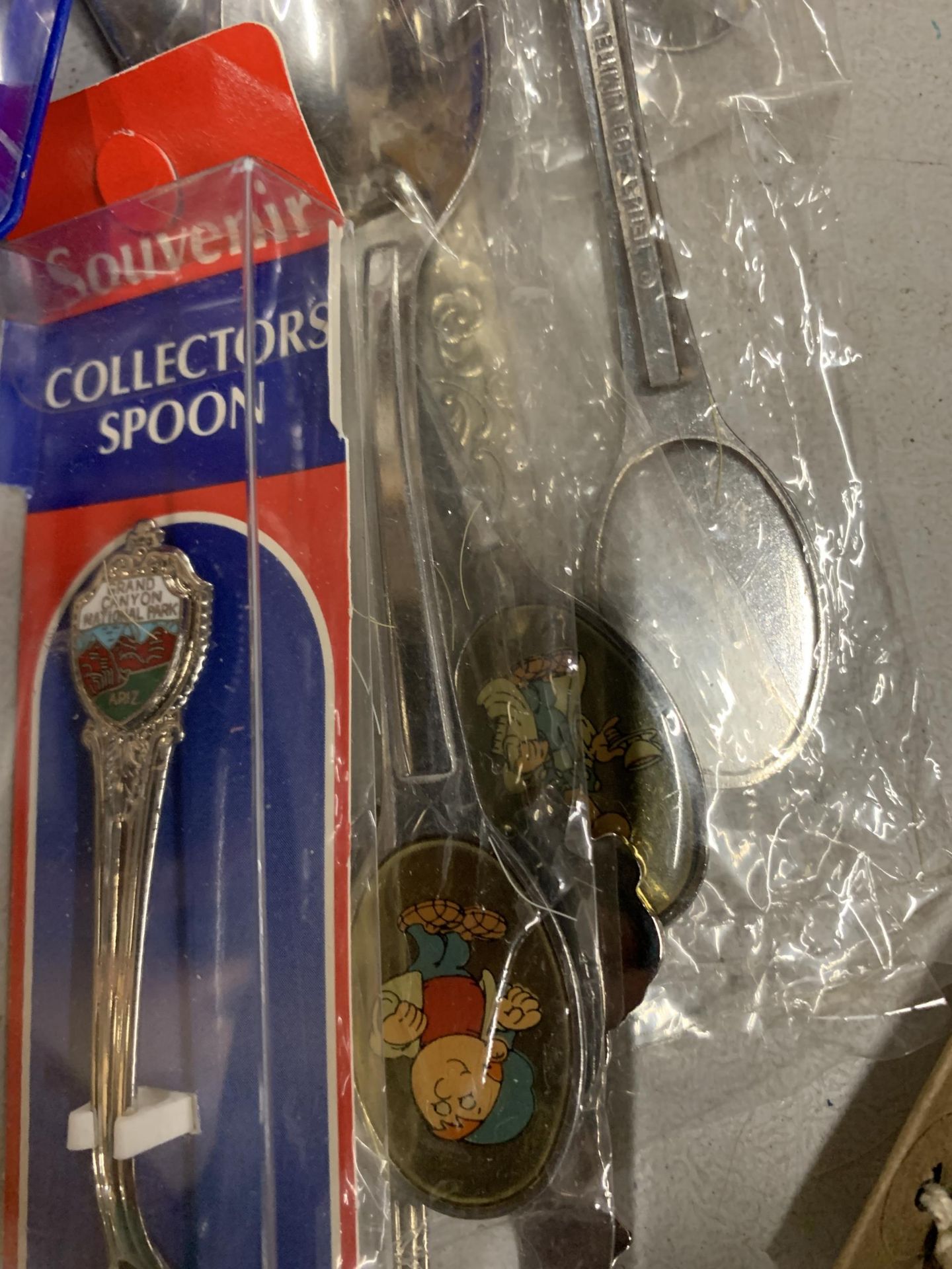 A LARGE COLLECTION OF COLLECTOR SPOONS ( SOME SILVER PLATED ) TO INCLUDE "THE GRAND CANYON" "THE - Bild 4 aus 4