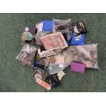 A SELECTION OF WORLD AND GB COINS AND NOTES TO INCLUDE COMMEMORATIVE CROWNS