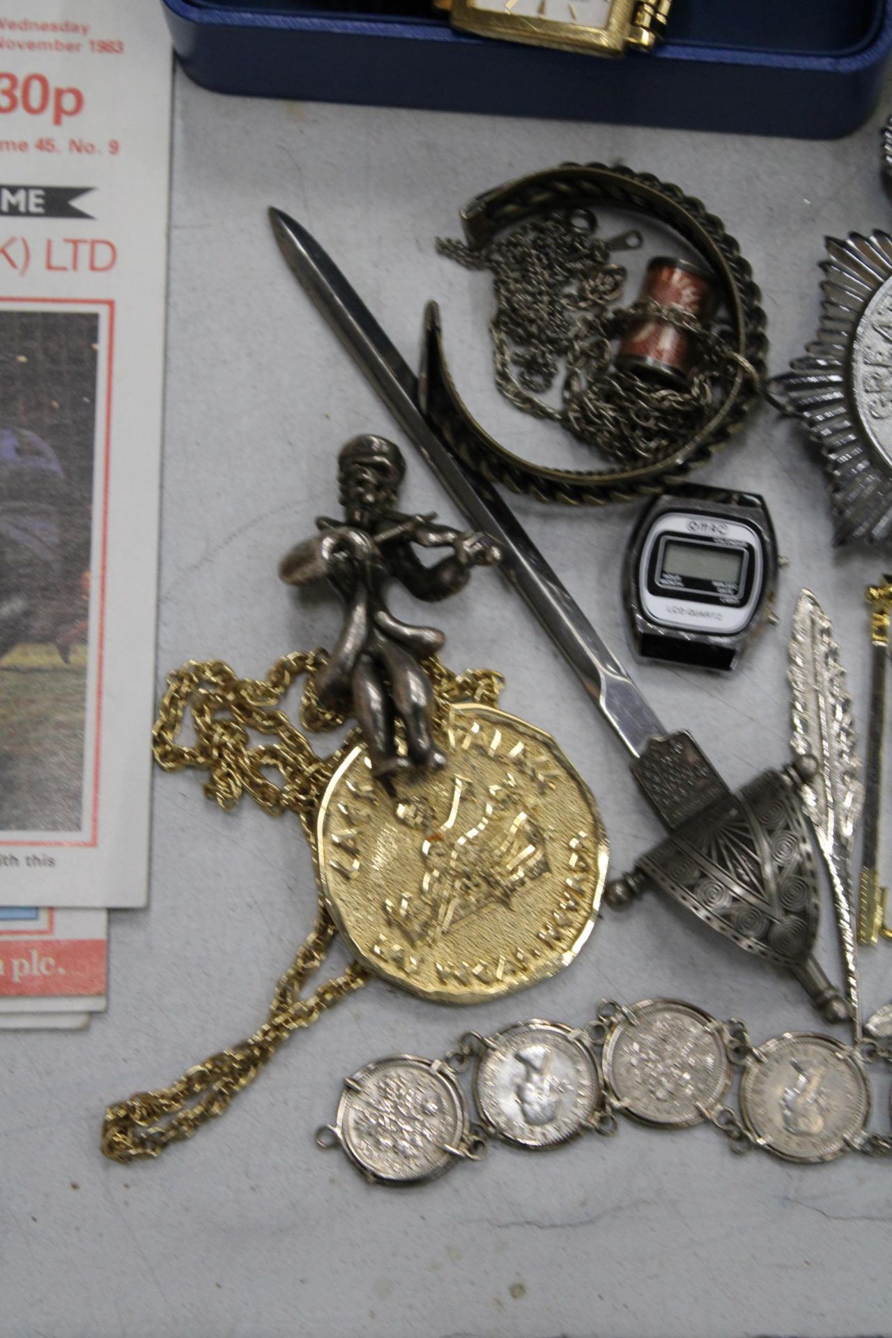 A MIXED LOT TO INCLUDE A BOXED ROTARY WATCH, A BRACELET MADE FROM SIXPENCES, COSTUME JEWELLERY, - Image 2 of 7