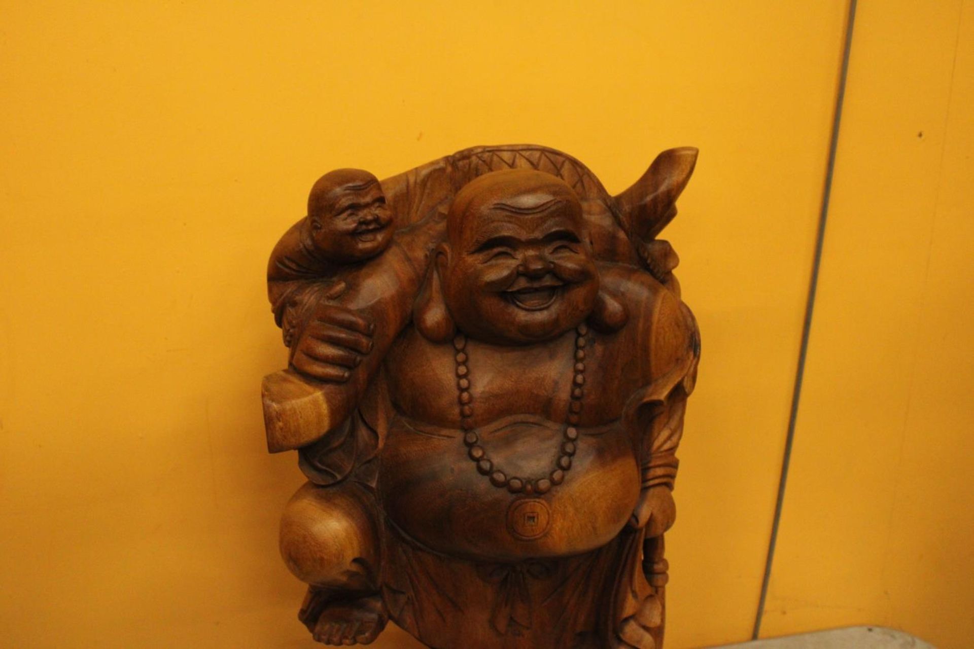 A CARVED WOODEN LAUGHING BUDDAH FIGURE 20" TALL - Image 2 of 6