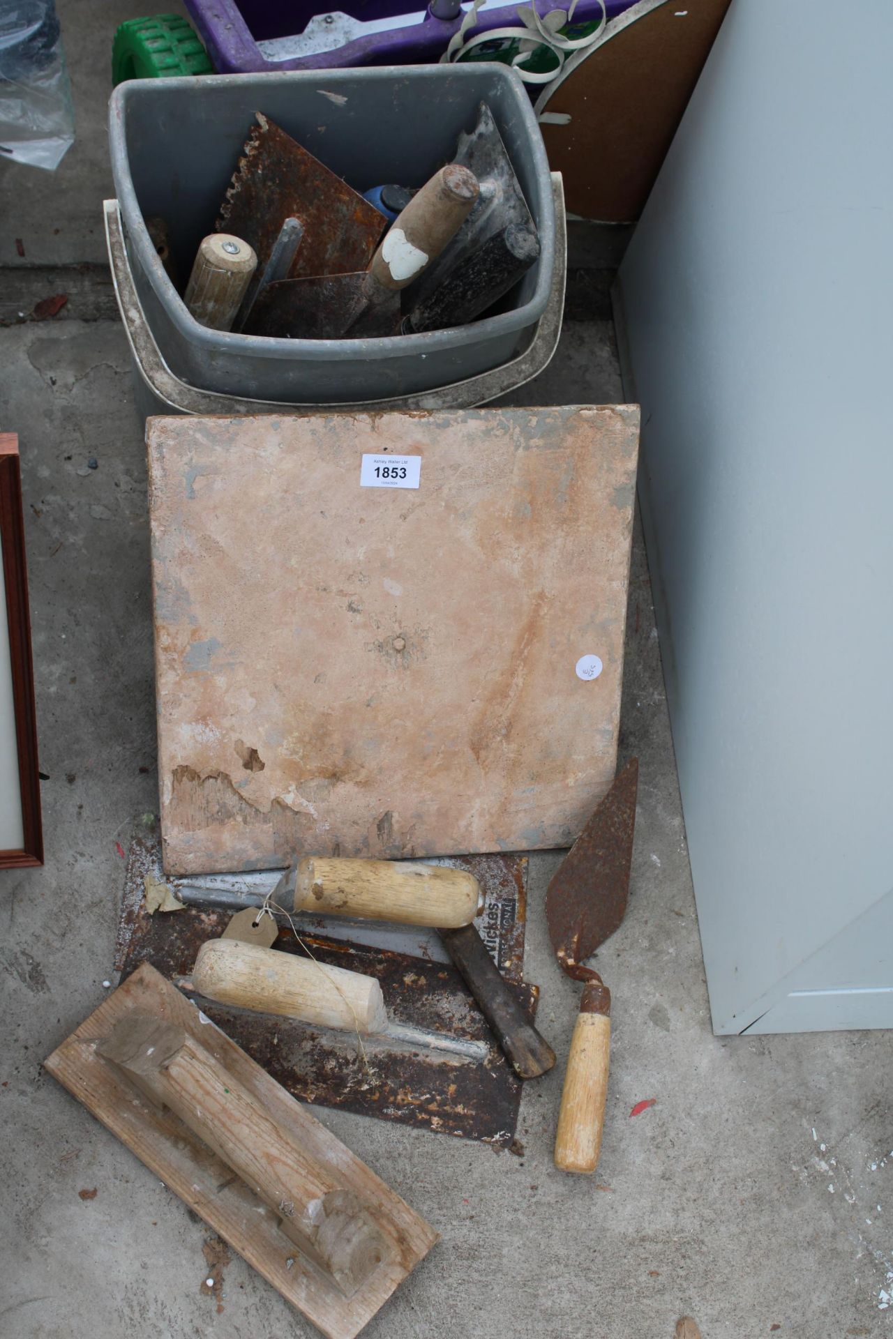 AN ASSORTMENT OF PLASTERING TOOLS TO INCLUDE TROWELS ETC