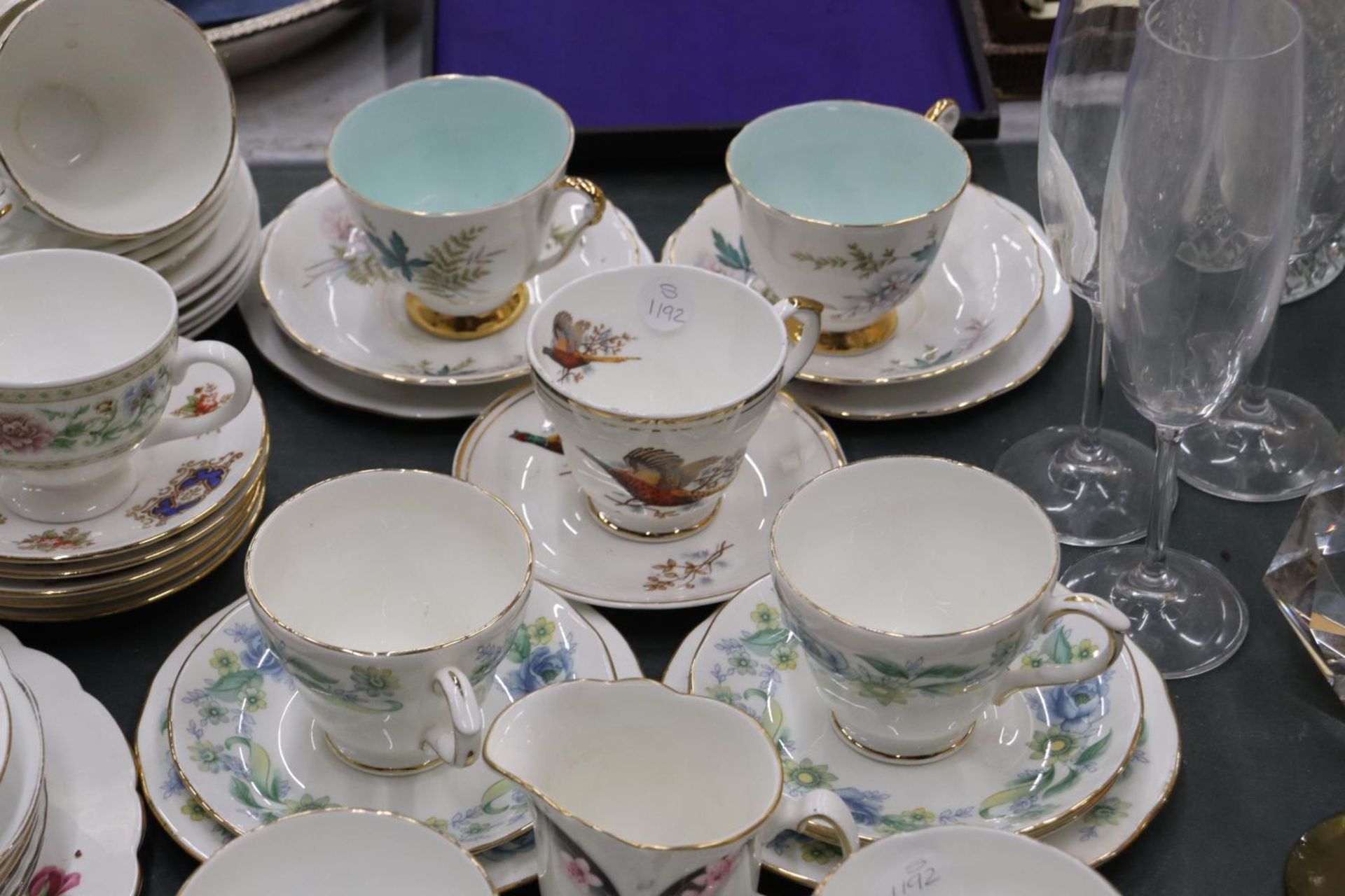 A QUANTITY OF TEACUPS AND SAUCERS TO INCLUDE QUEEN ANNE "LOUISE", DUCHESS "RHAPSODY", WEDGWOOD, - Bild 3 aus 7