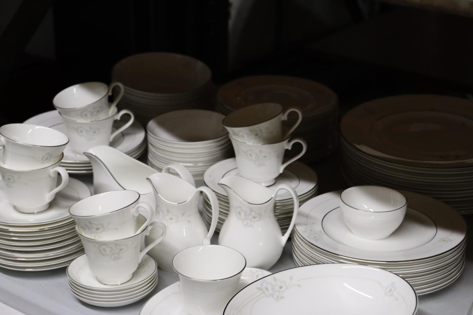 A LARGE QUANTITY OF ROYAL DOULTON "MYSTIQUE" TO INCLUDE DINNER PATES, SAUCE BOAT, SERVING BOWLS, - Image 5 of 5