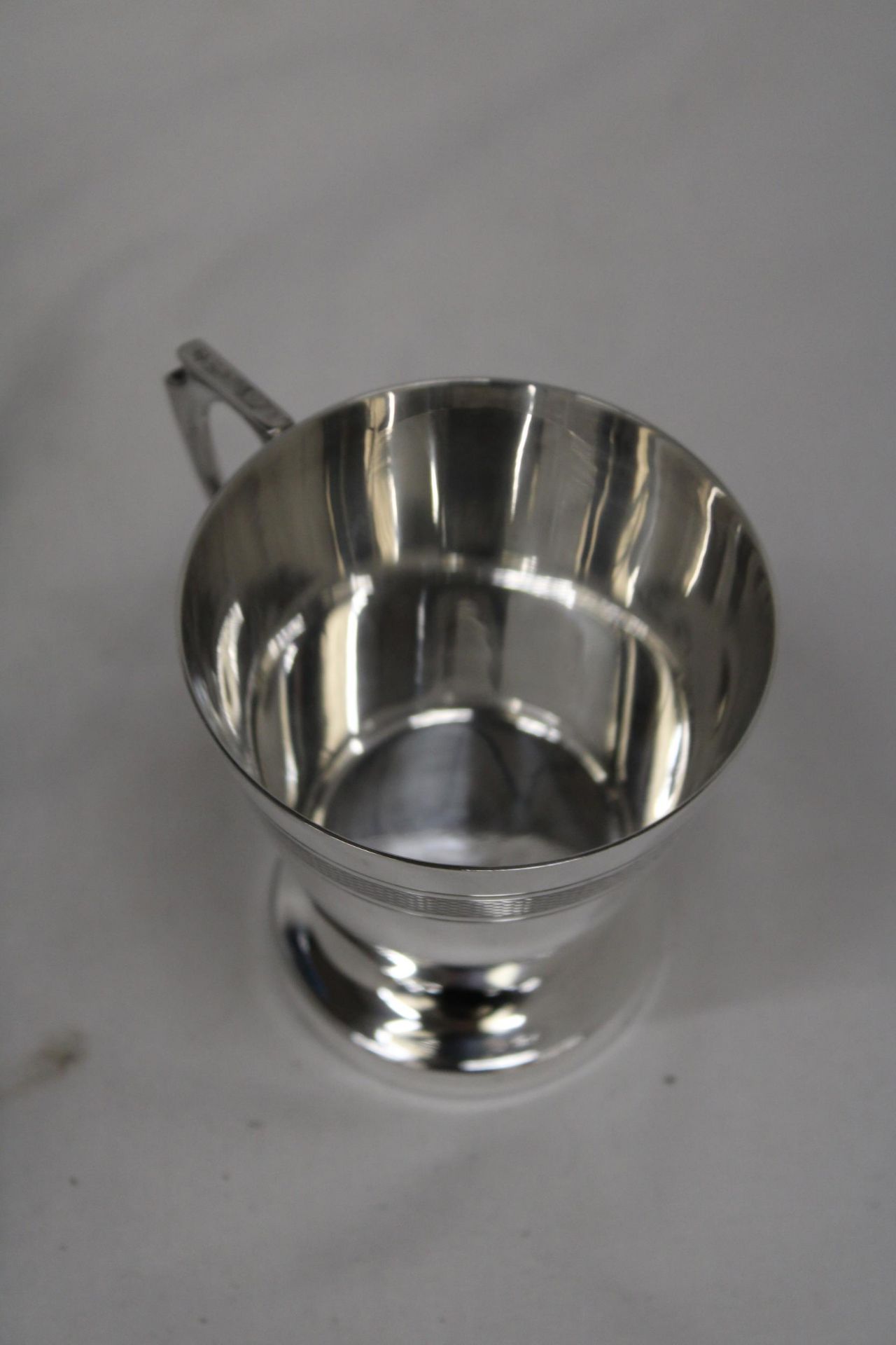 A VINTAGE SILVER PLATED CHRISTENING CUP IN THE ORIGINAL PRESENTATION BOX - Image 3 of 5