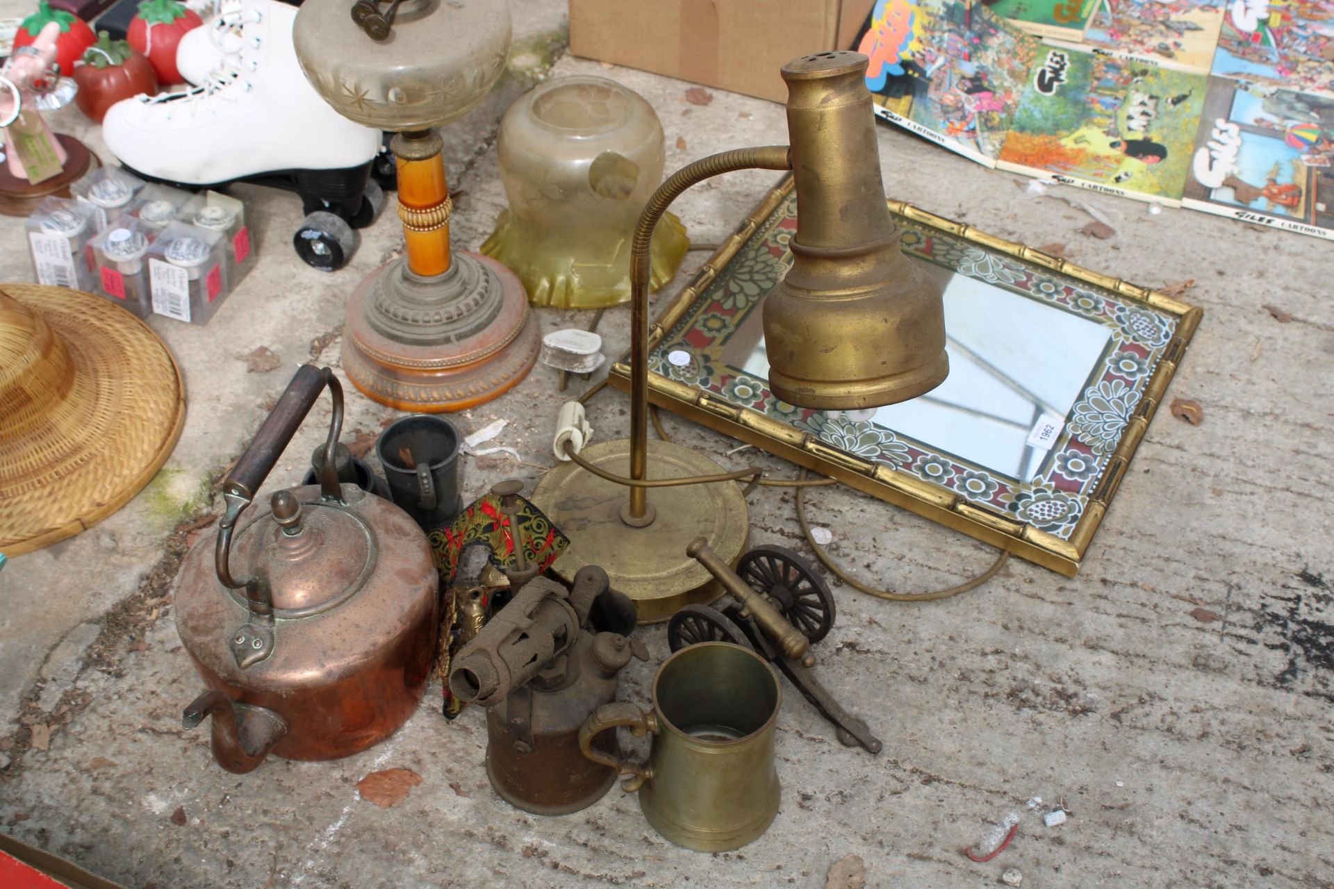 AN ASSORTMENT OF VINTAGE ITEMS TO INCLUDE AN OIL LAMP, A COPPER KETTLE AND A BLOW TORCH ETC - Image 3 of 3